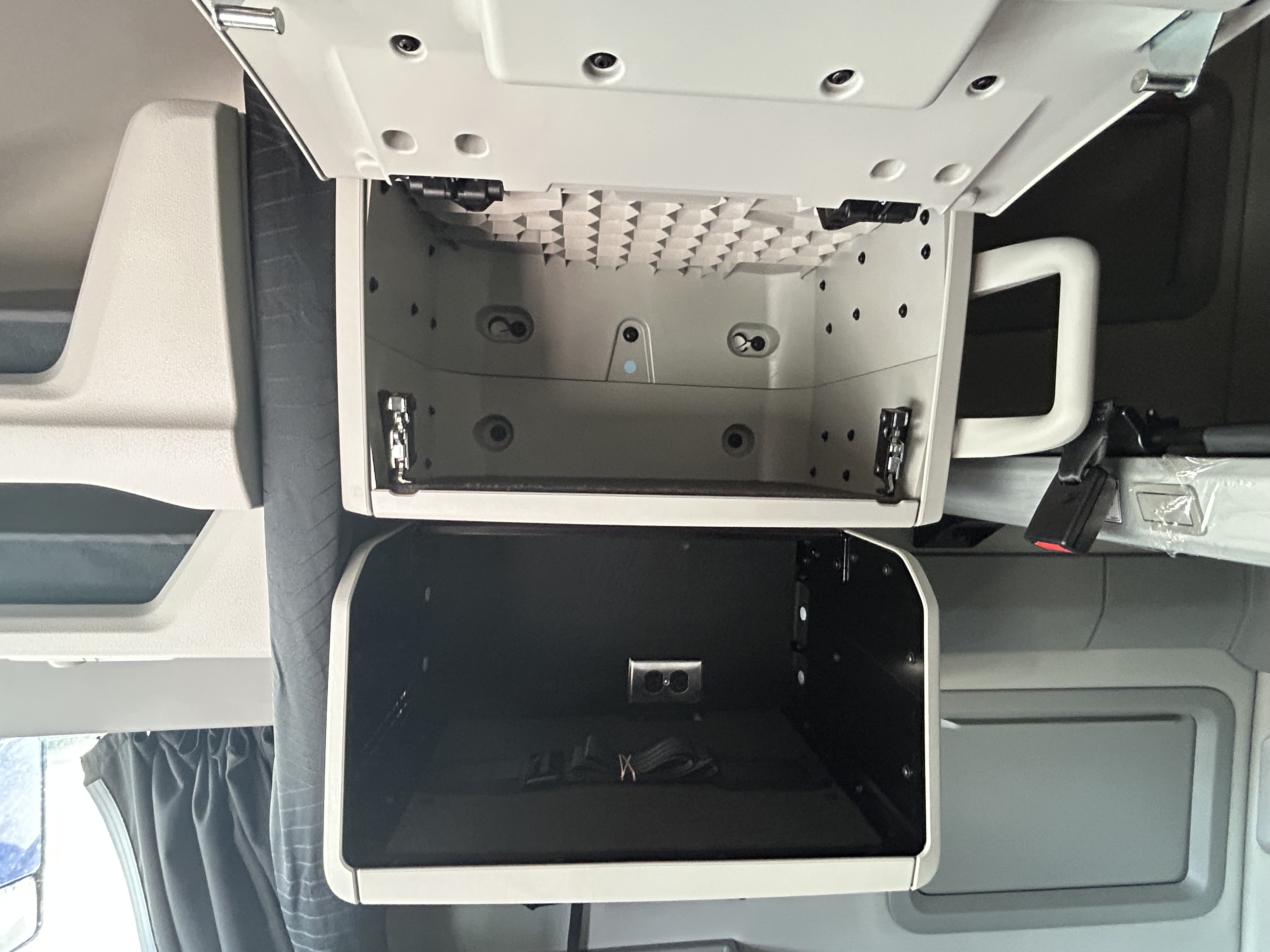 2025 Volvo - image 14