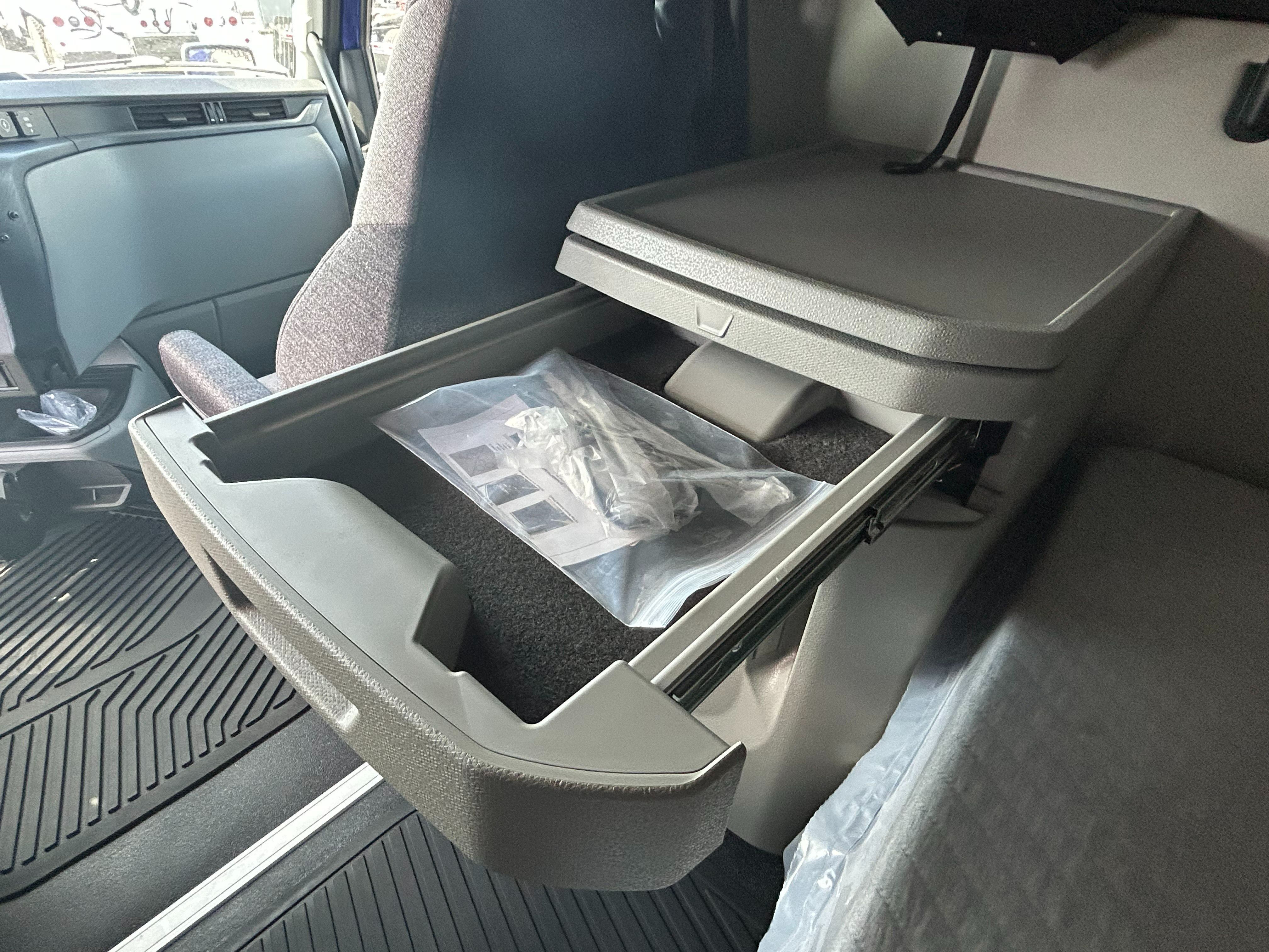 2025 Volvo - image 17