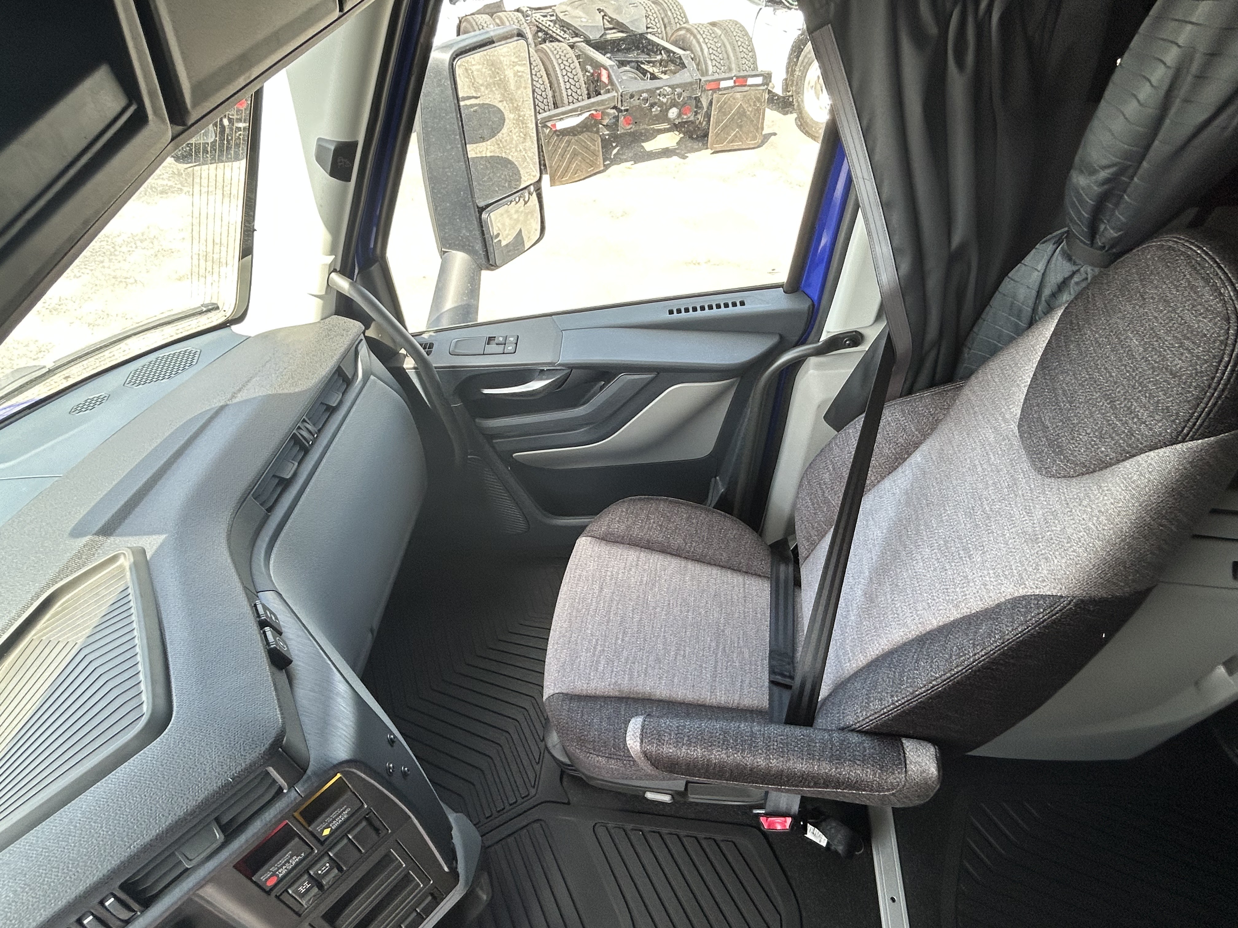 2025 Volvo - image 10