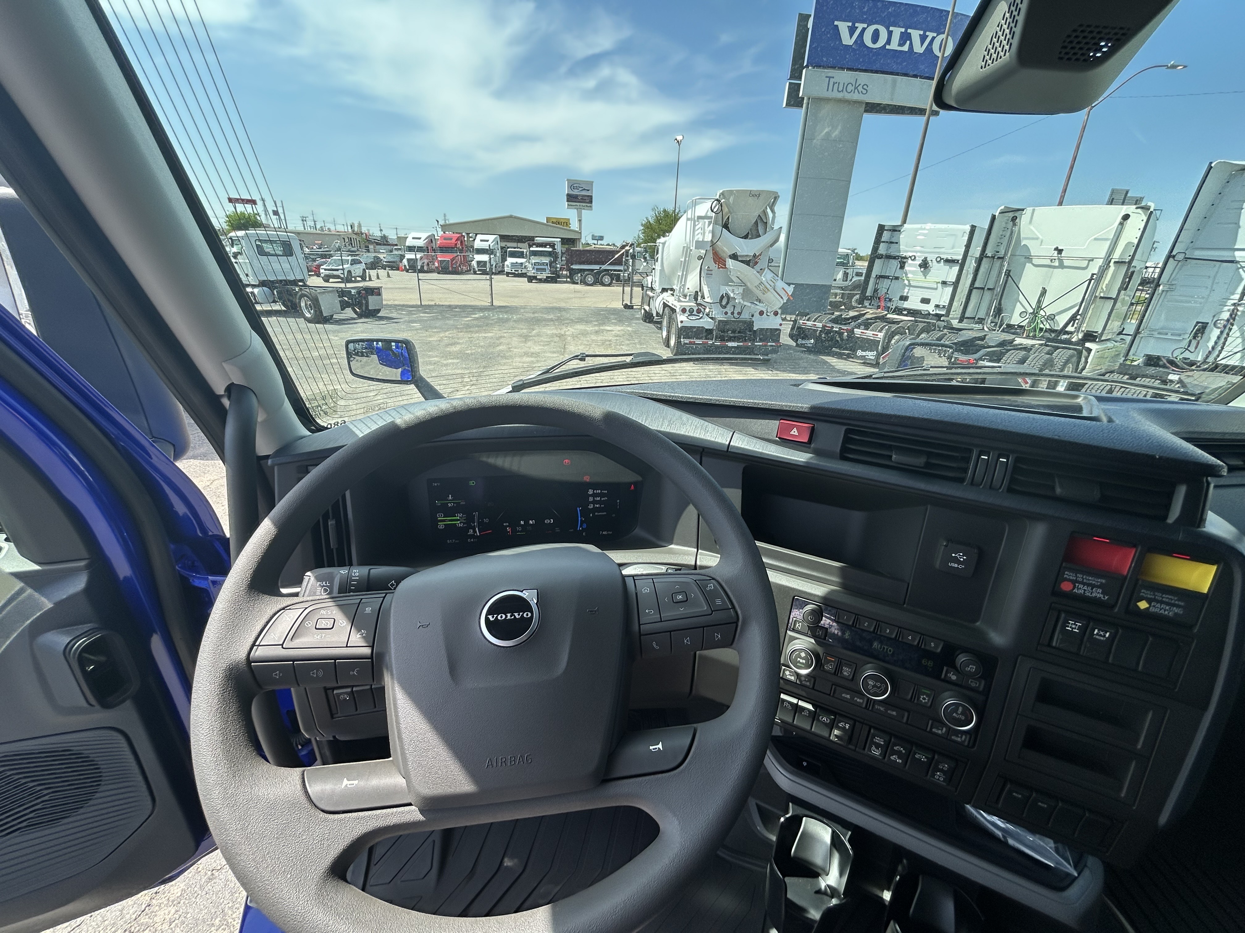 2025 Volvo - image 9