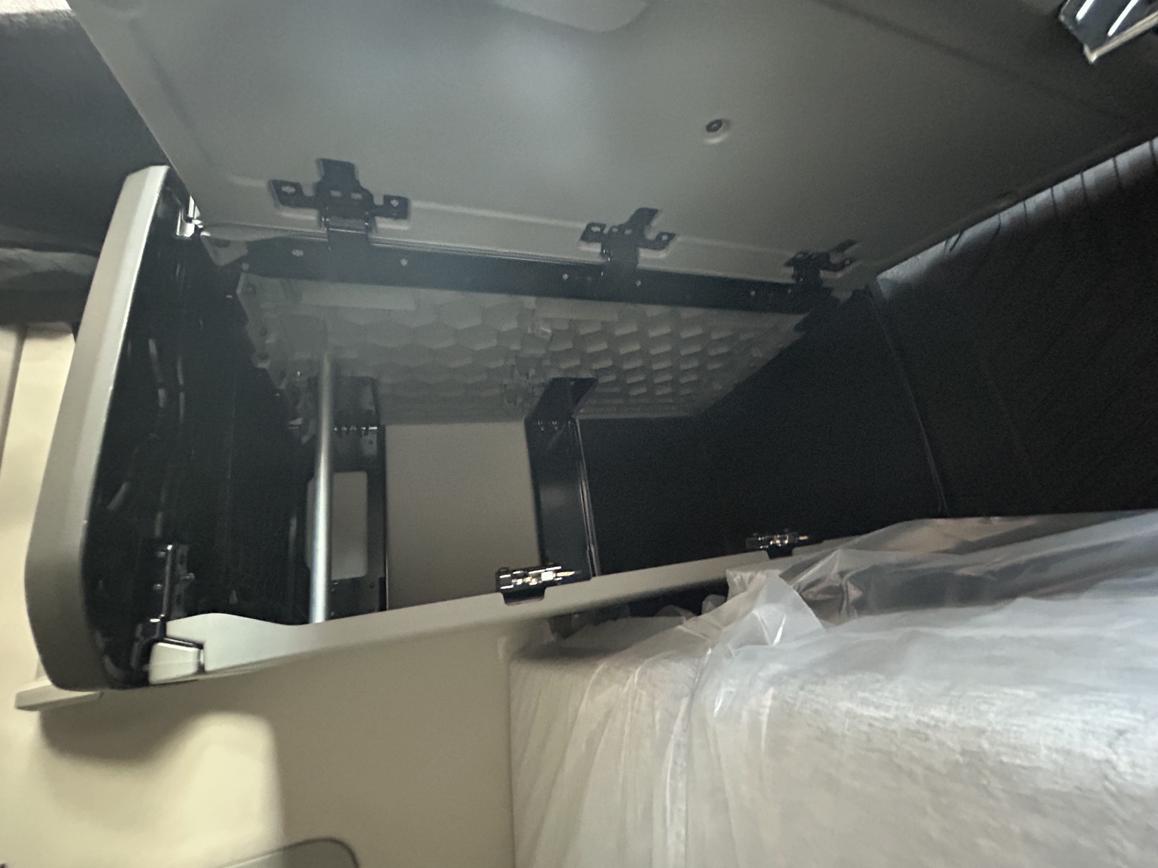 2025 Volvo - image 19