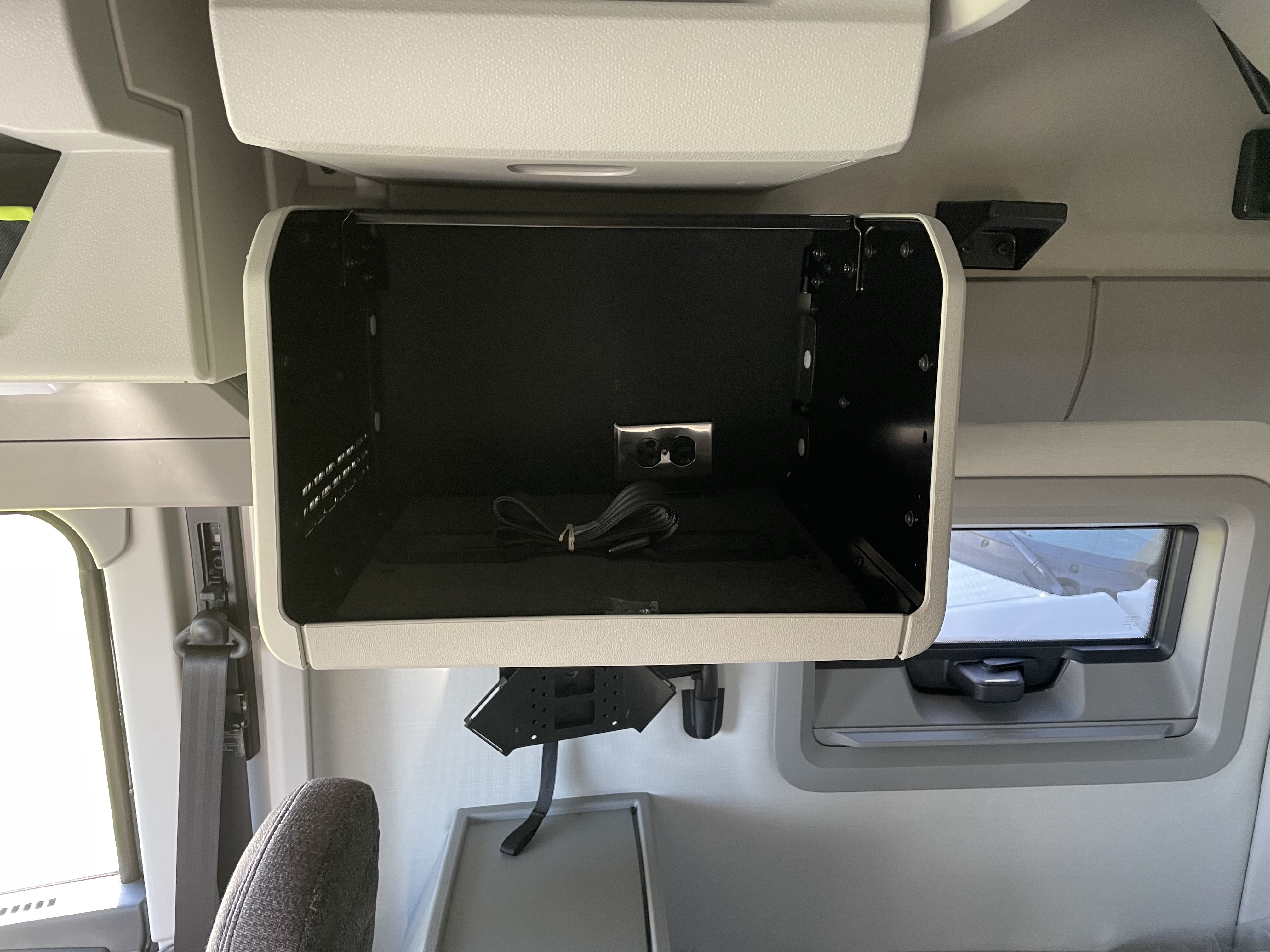 2026 Volvo - image 20