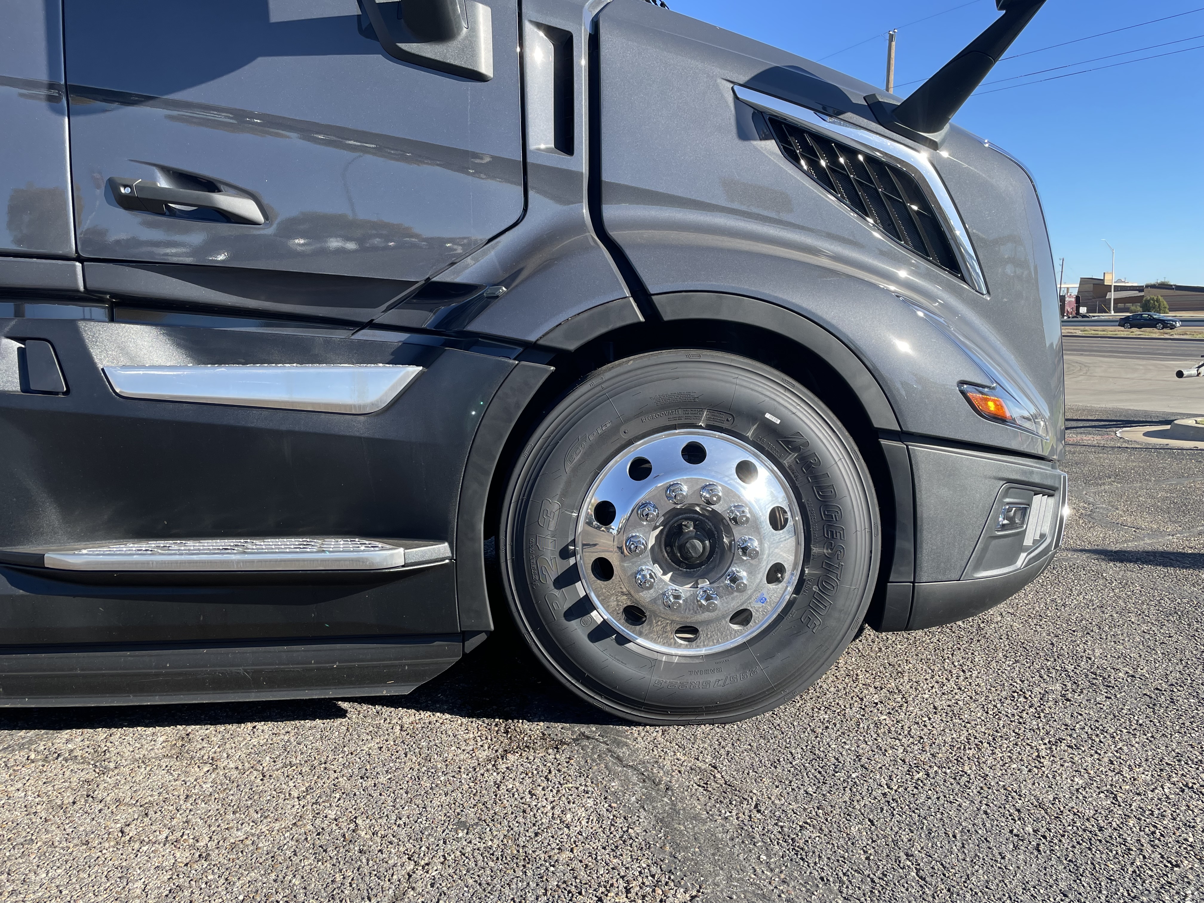 2026 Volvo - image 7