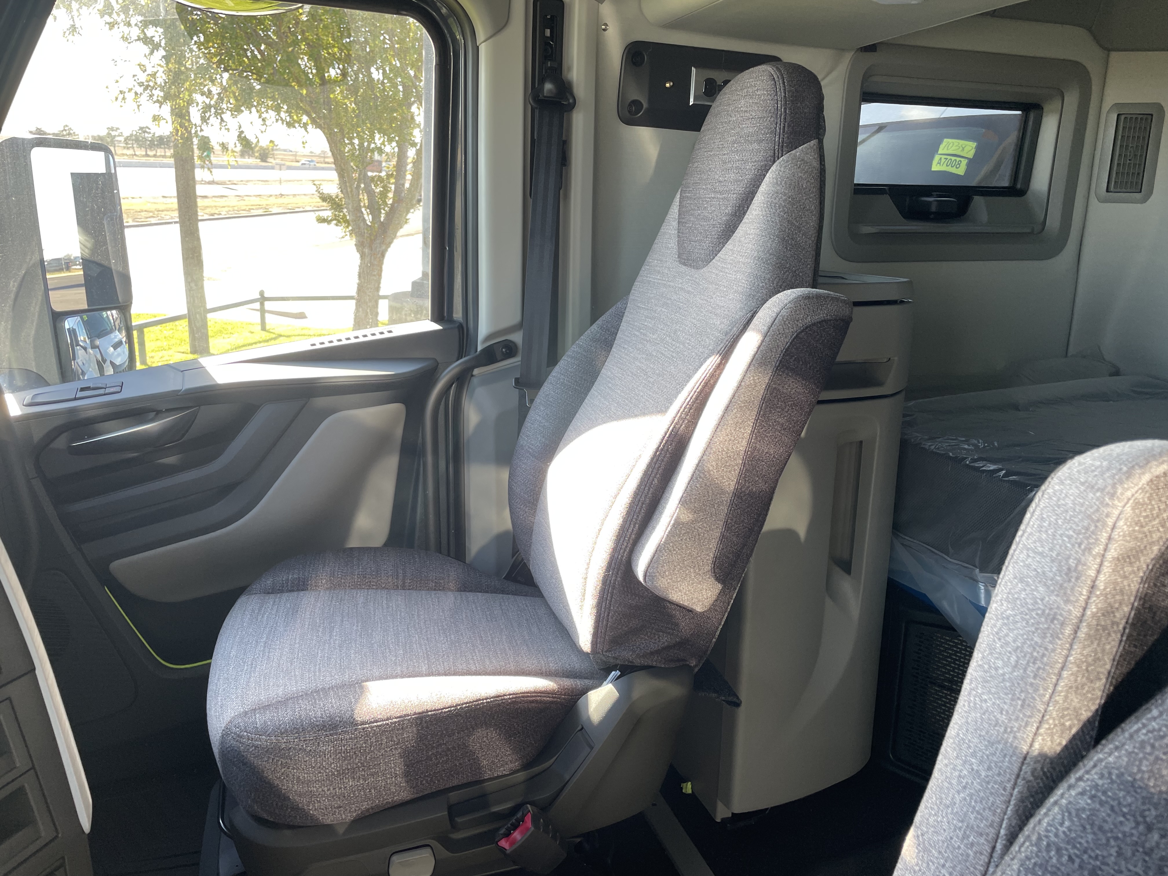 2026 Volvo - image 13