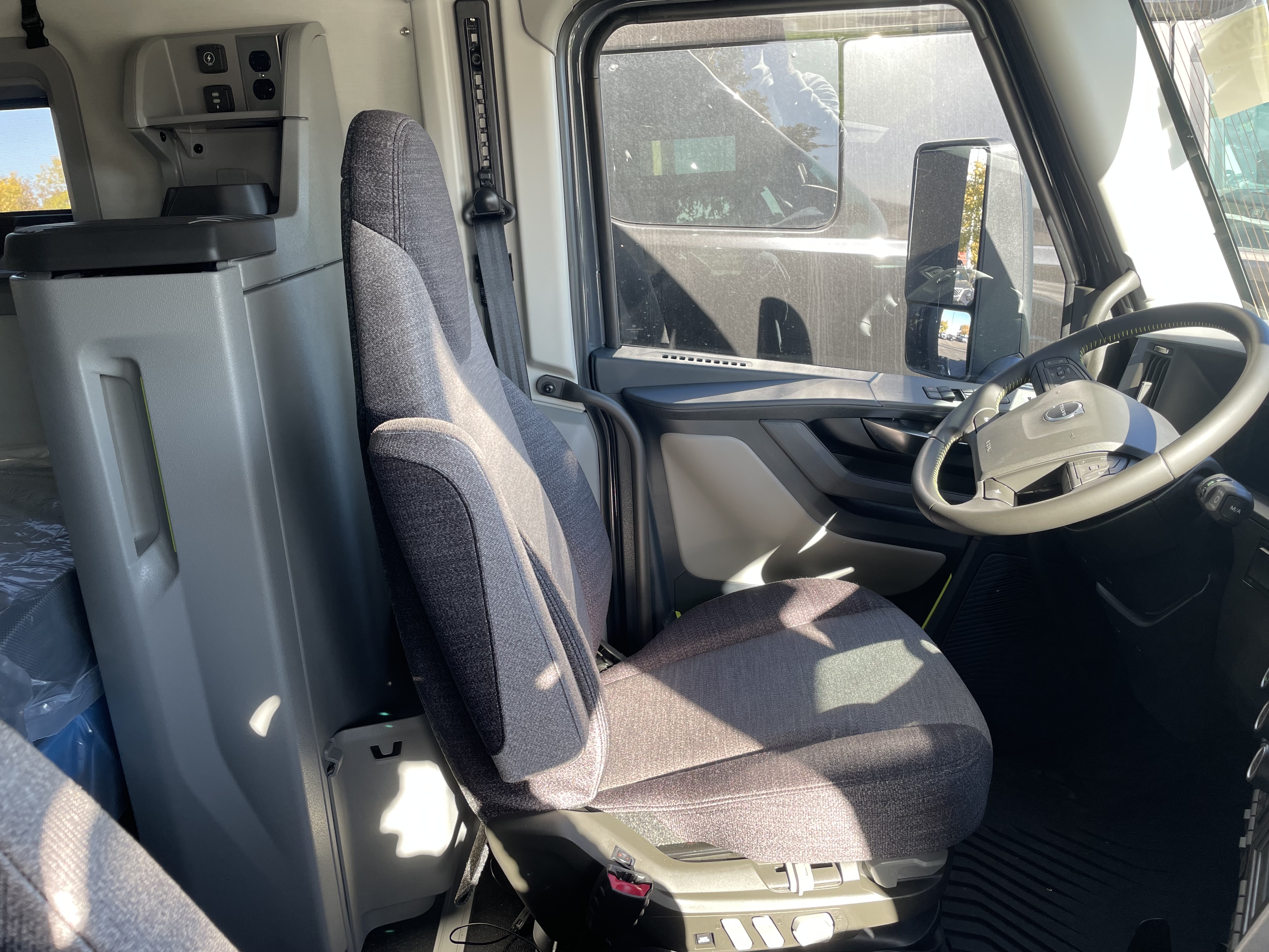 2026 Volvo - image 15