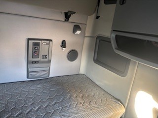 2023 Volvo - image 16