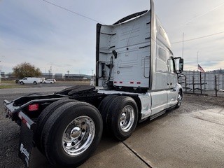 2023 Volvo - image 8