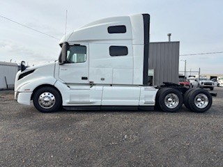 2023 Volvo - image 5