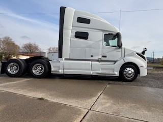 2023 Volvo - image 7