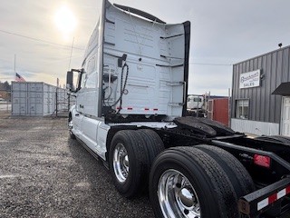 2023 Volvo - image 6