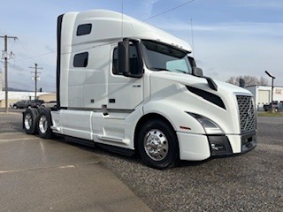 2023 Volvo - image 3