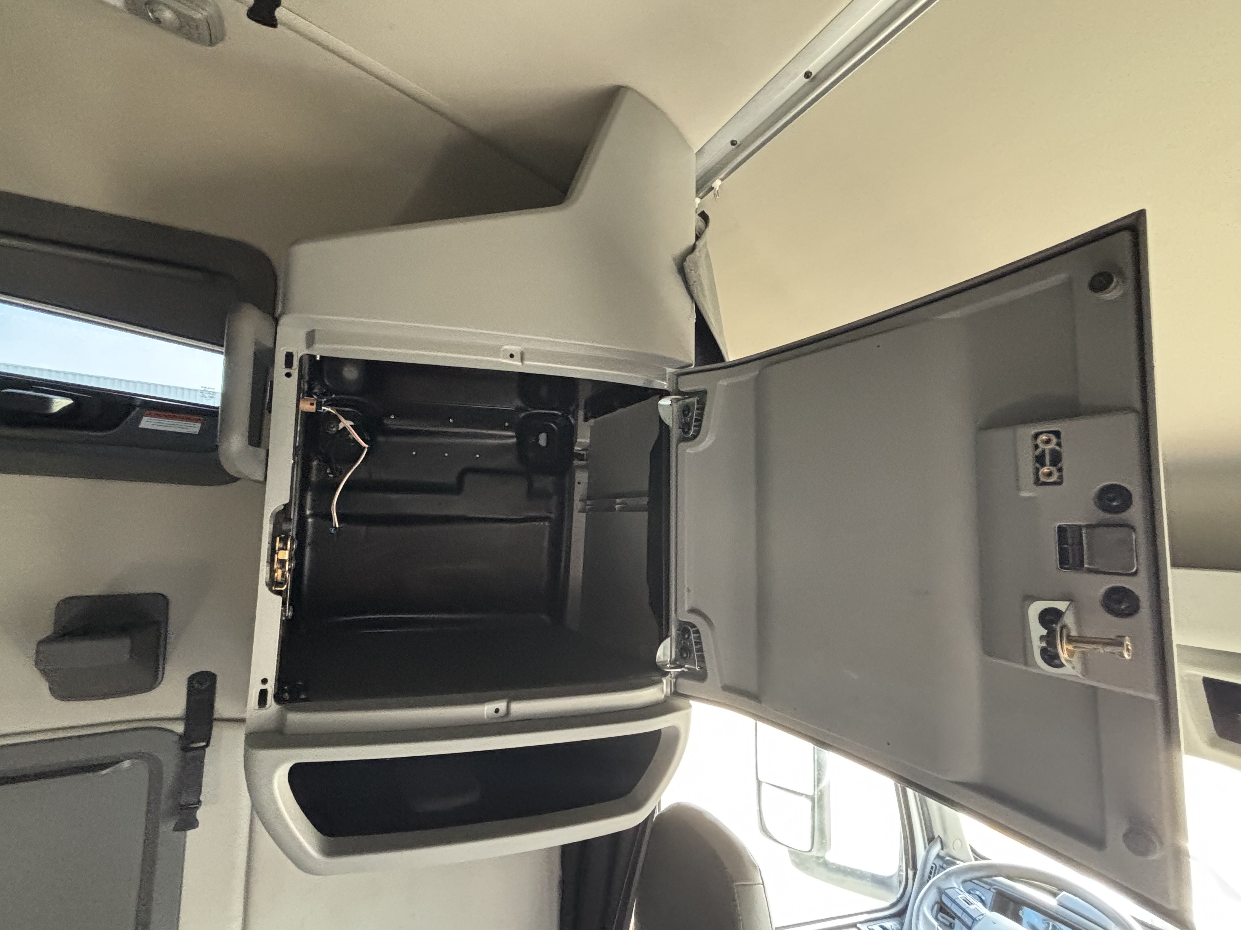 2023 Volvo - image 27