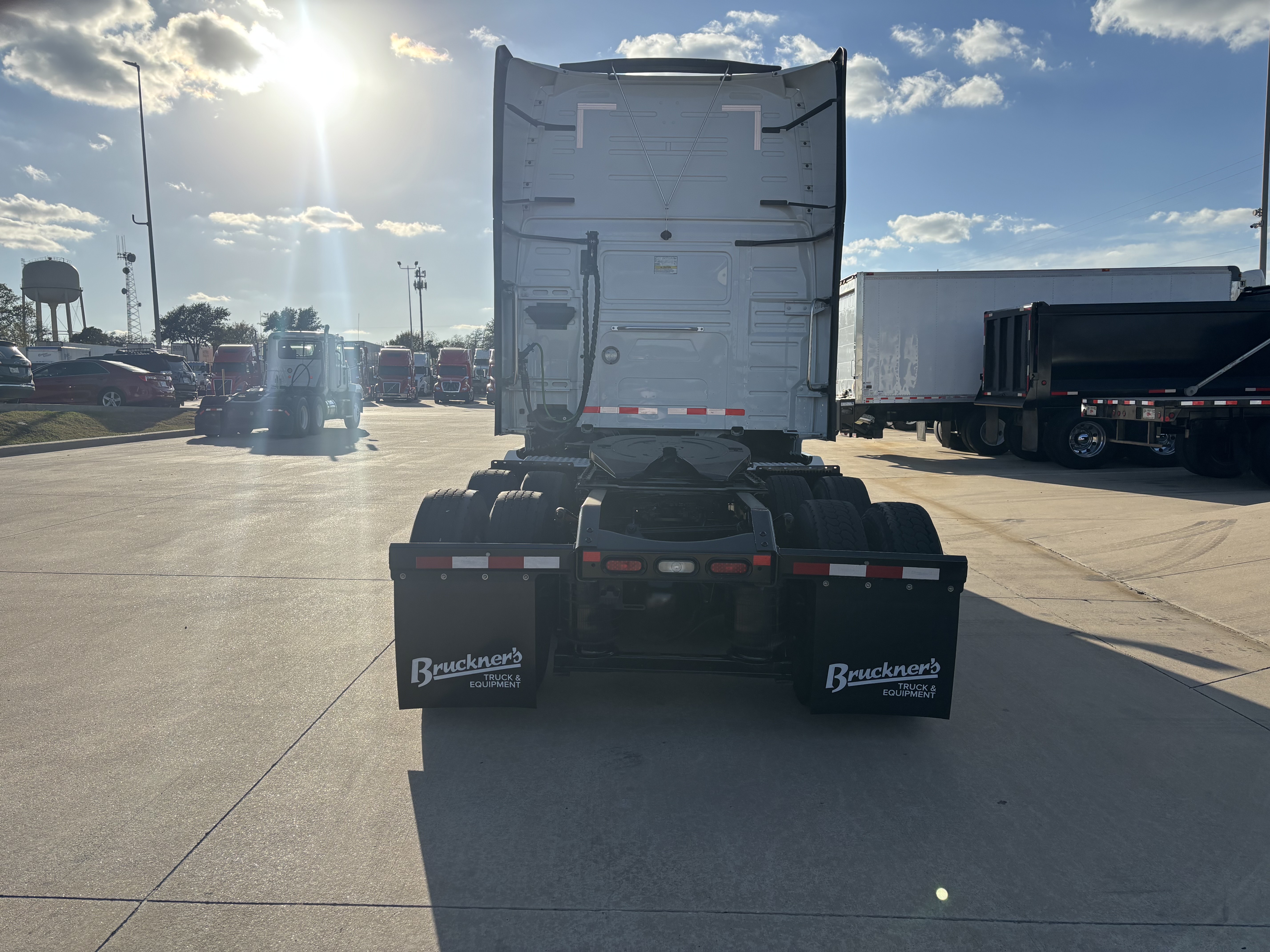 2023 Volvo - image 6