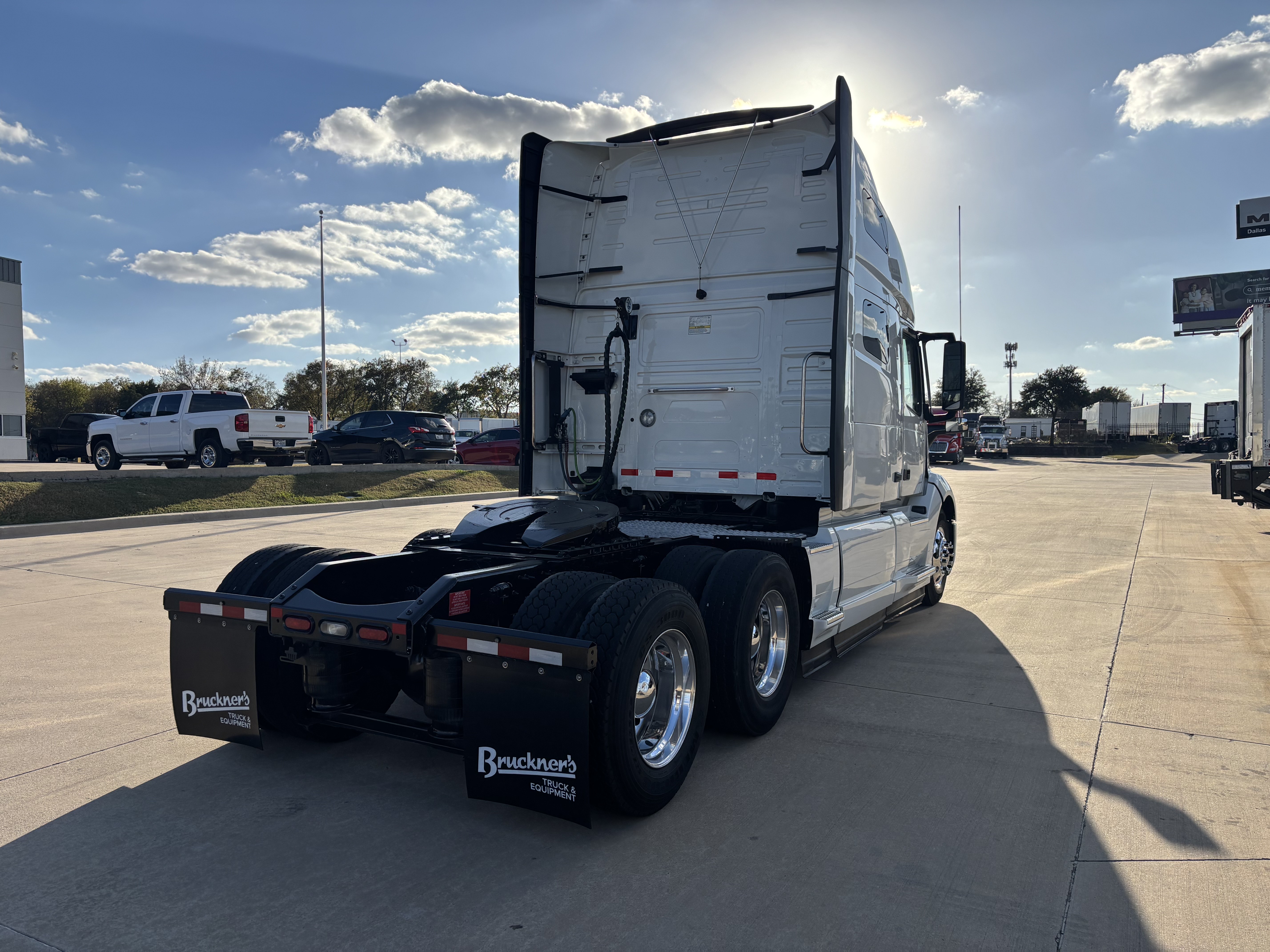 2023 Volvo - image 5