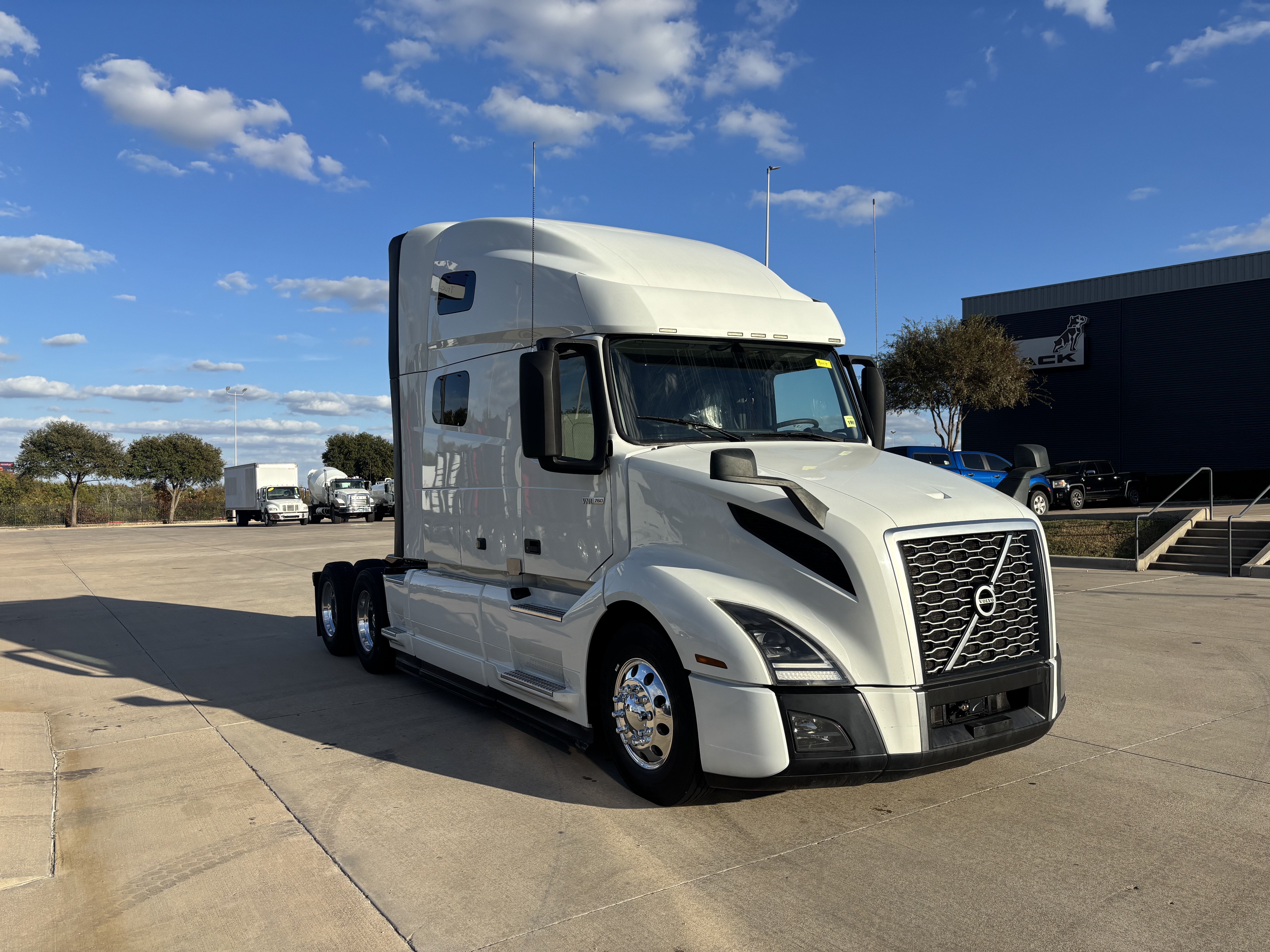 2023 Volvo - image 3