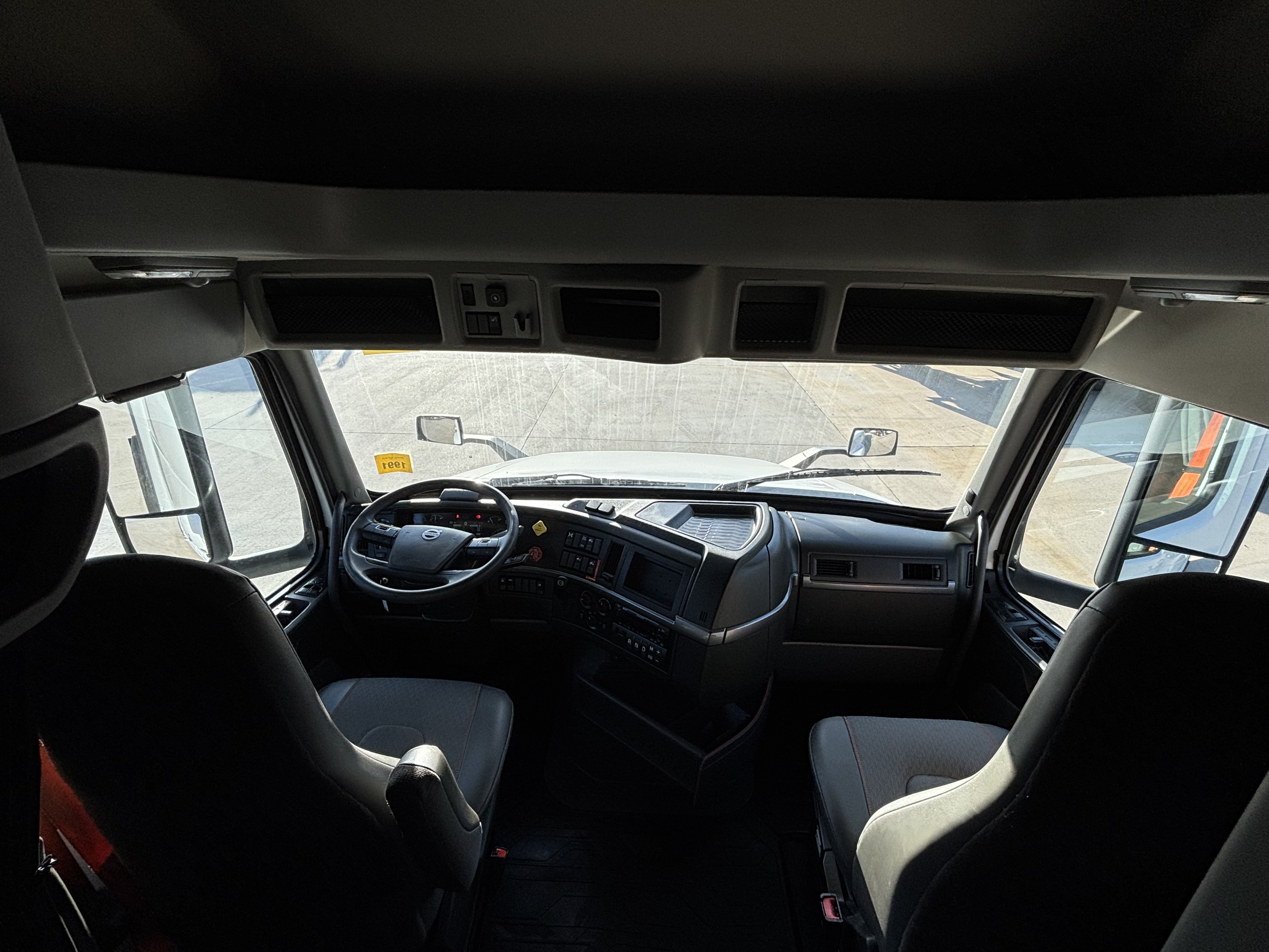 2023 Volvo - image 28