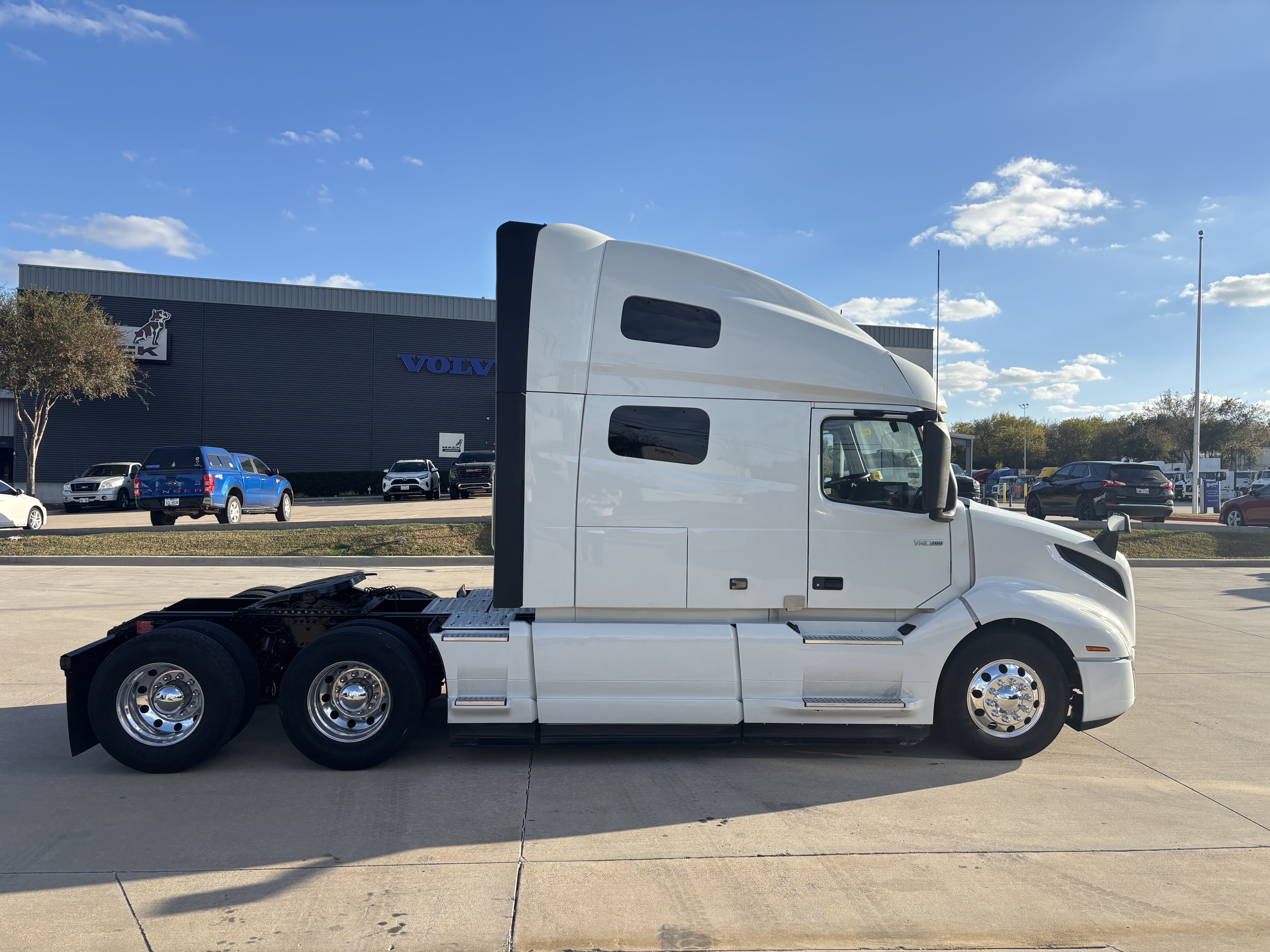 2023 Volvo - image 4