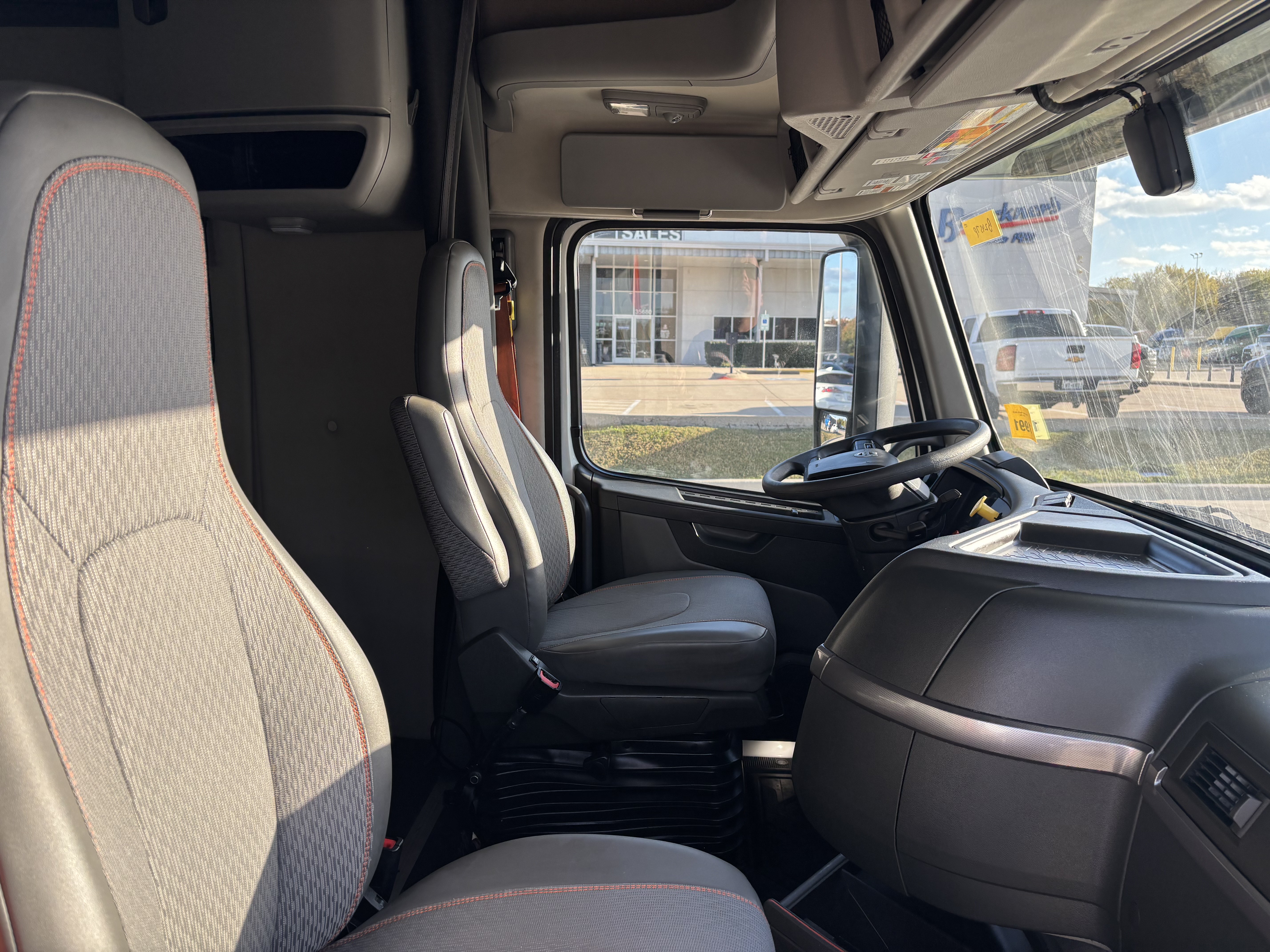 2023 Volvo - image 19