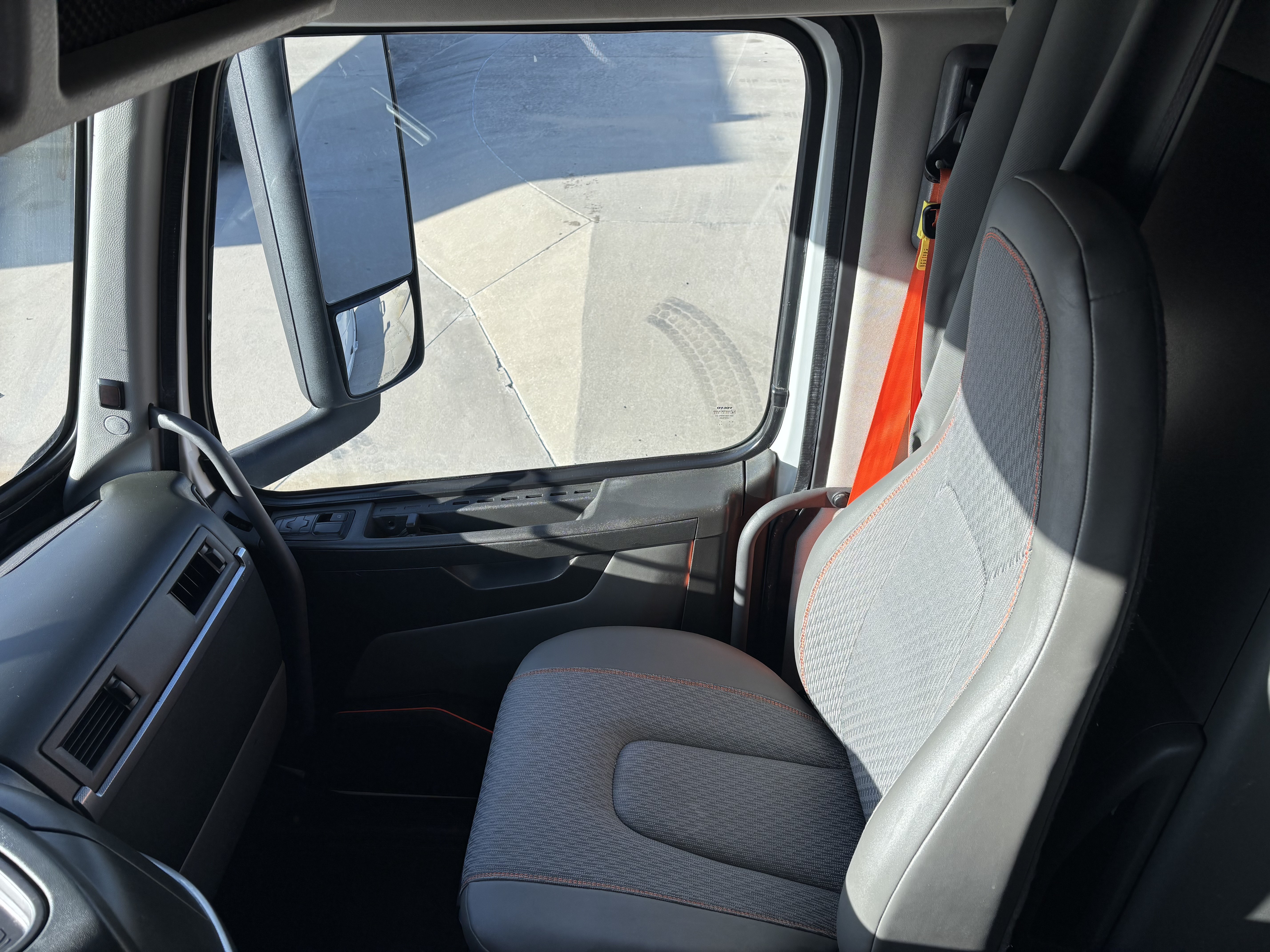 2023 Volvo - image 23