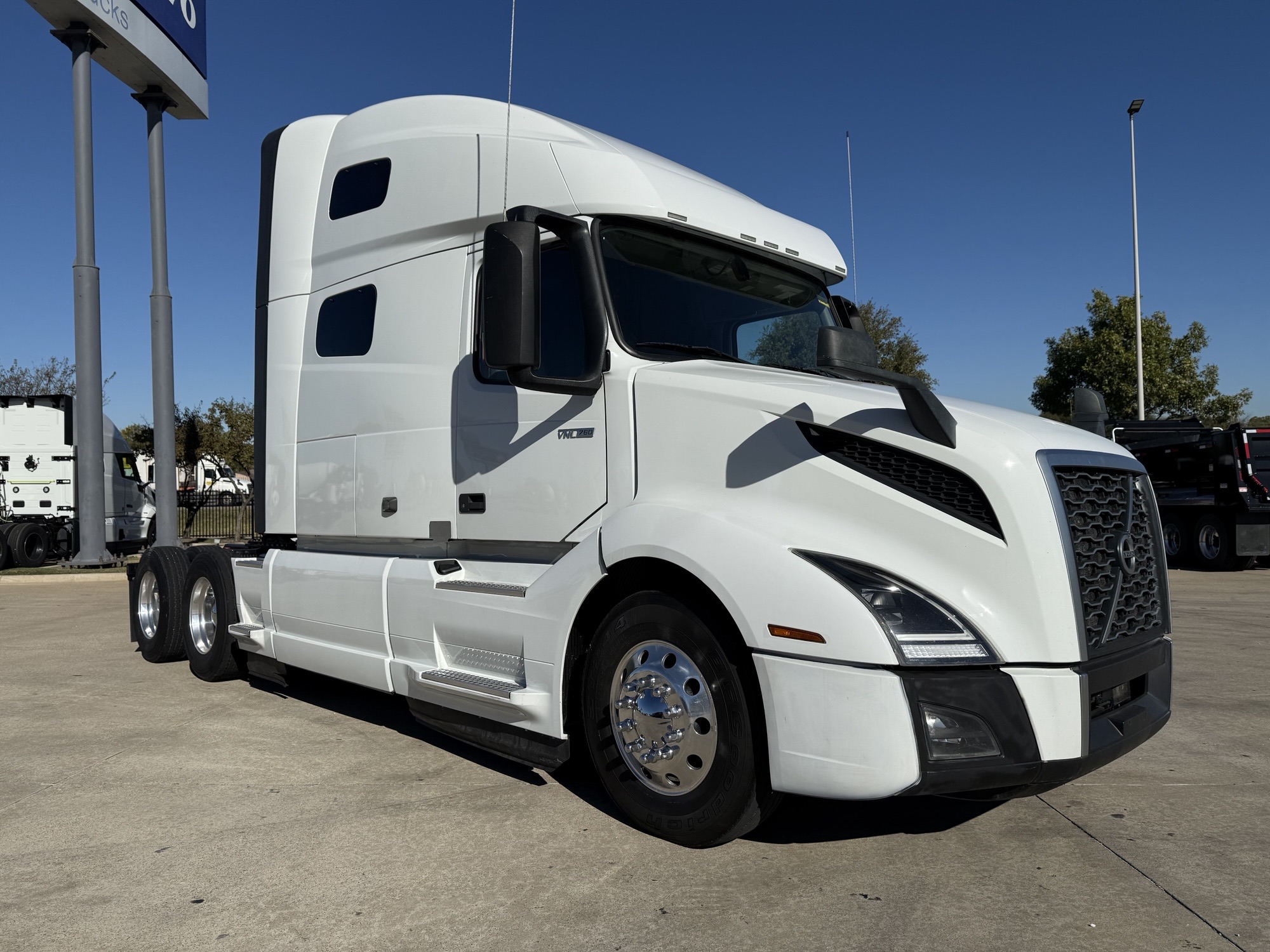 2023 Volvo - image 3