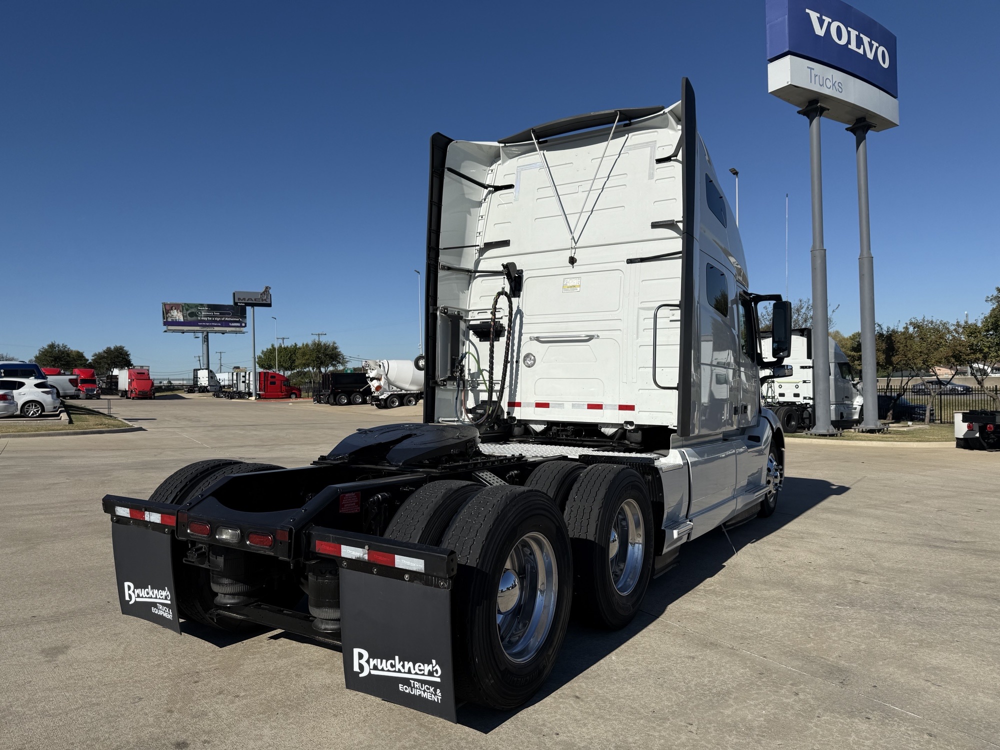 2023 Volvo - image 5