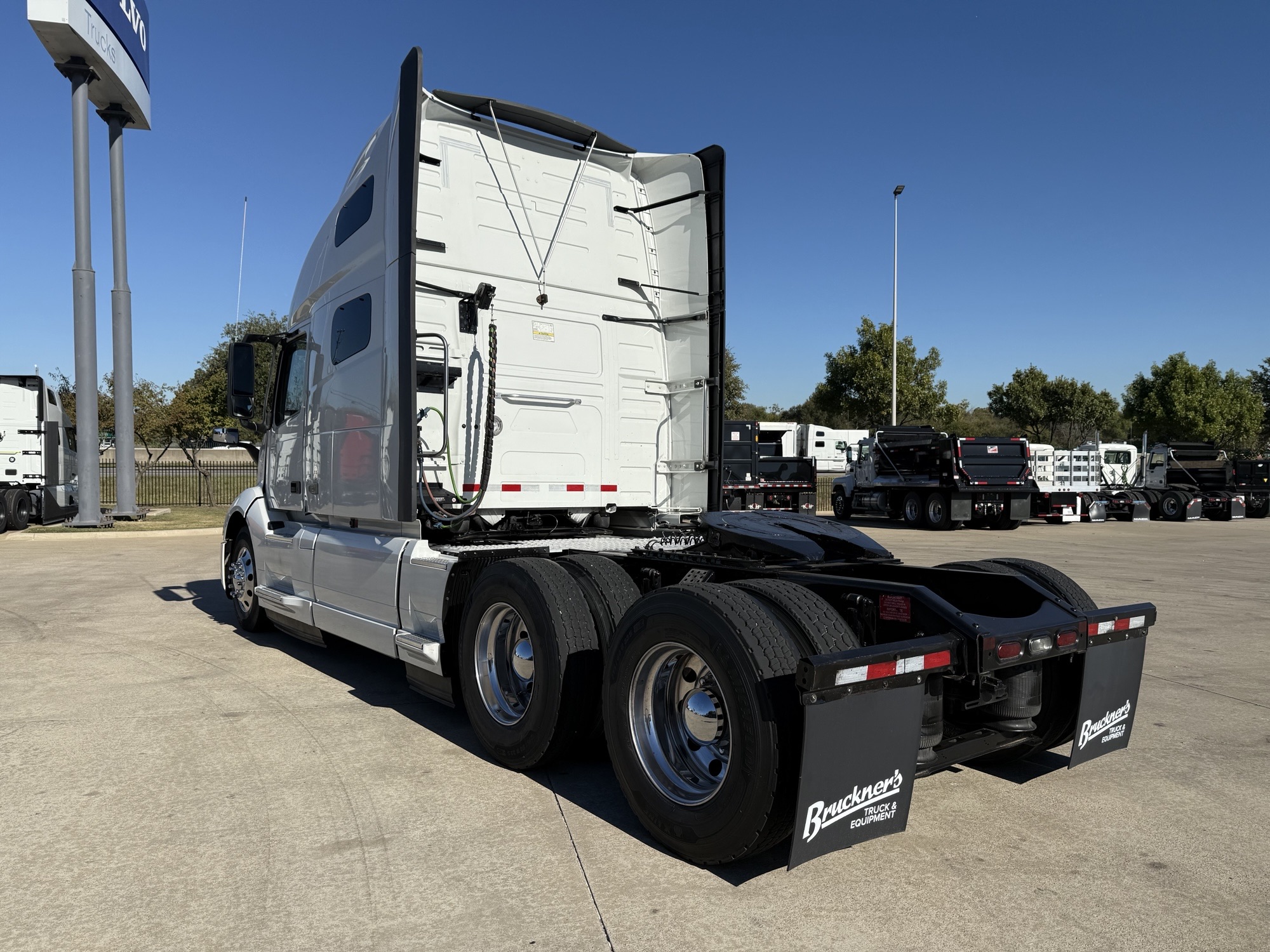 2023 Volvo - image 8