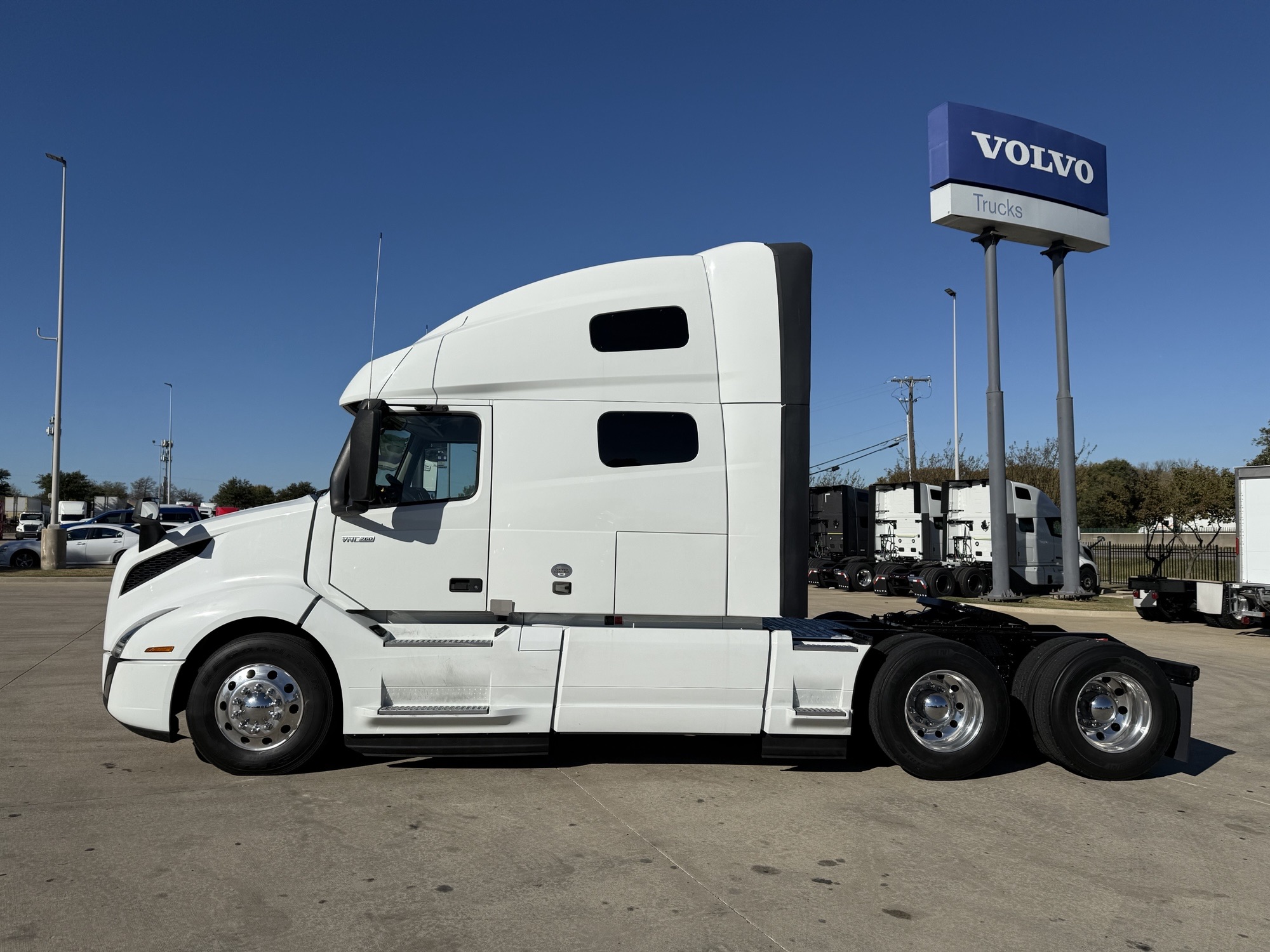 2023 Volvo - image 9