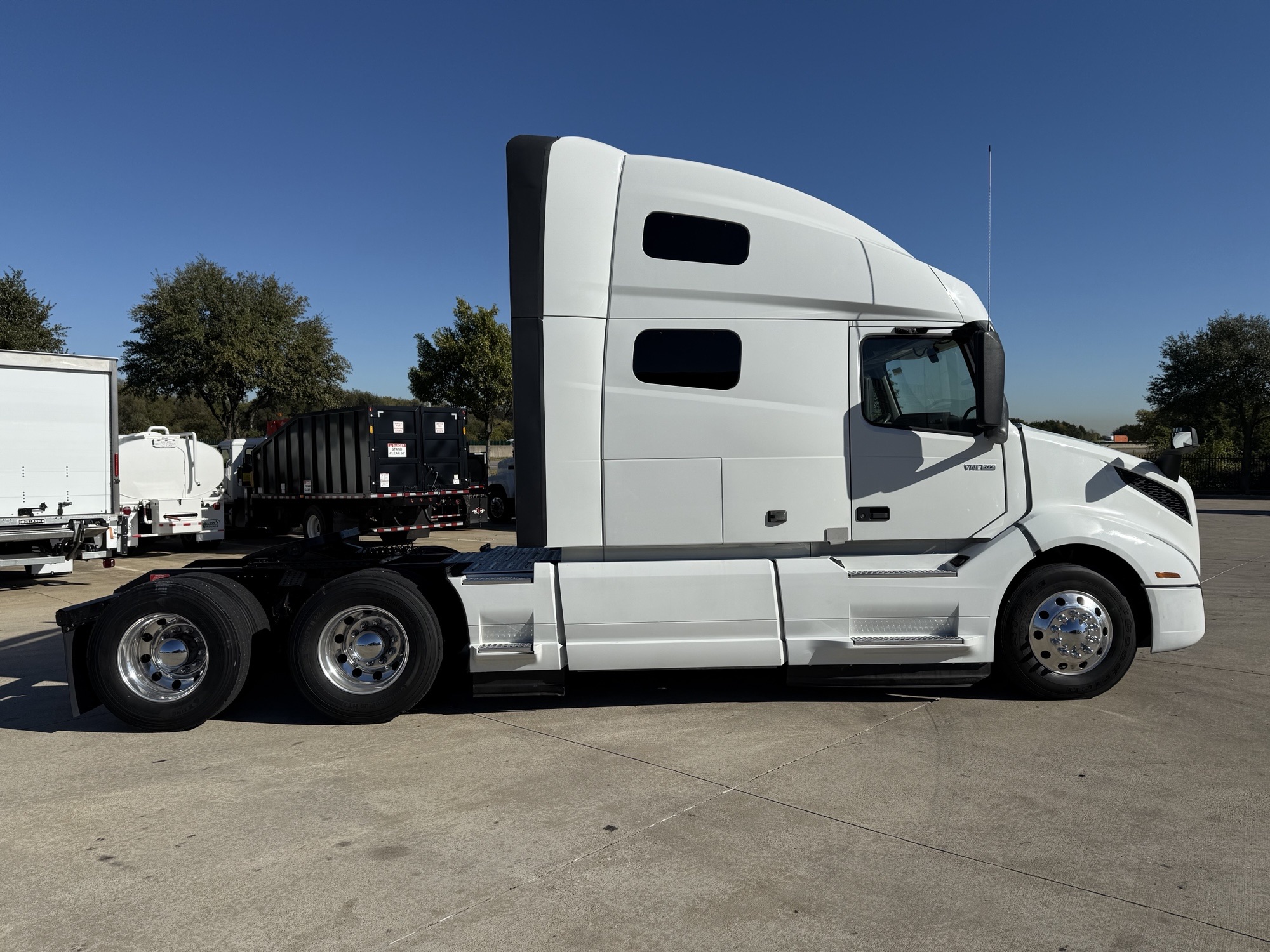 2023 Volvo - image 4