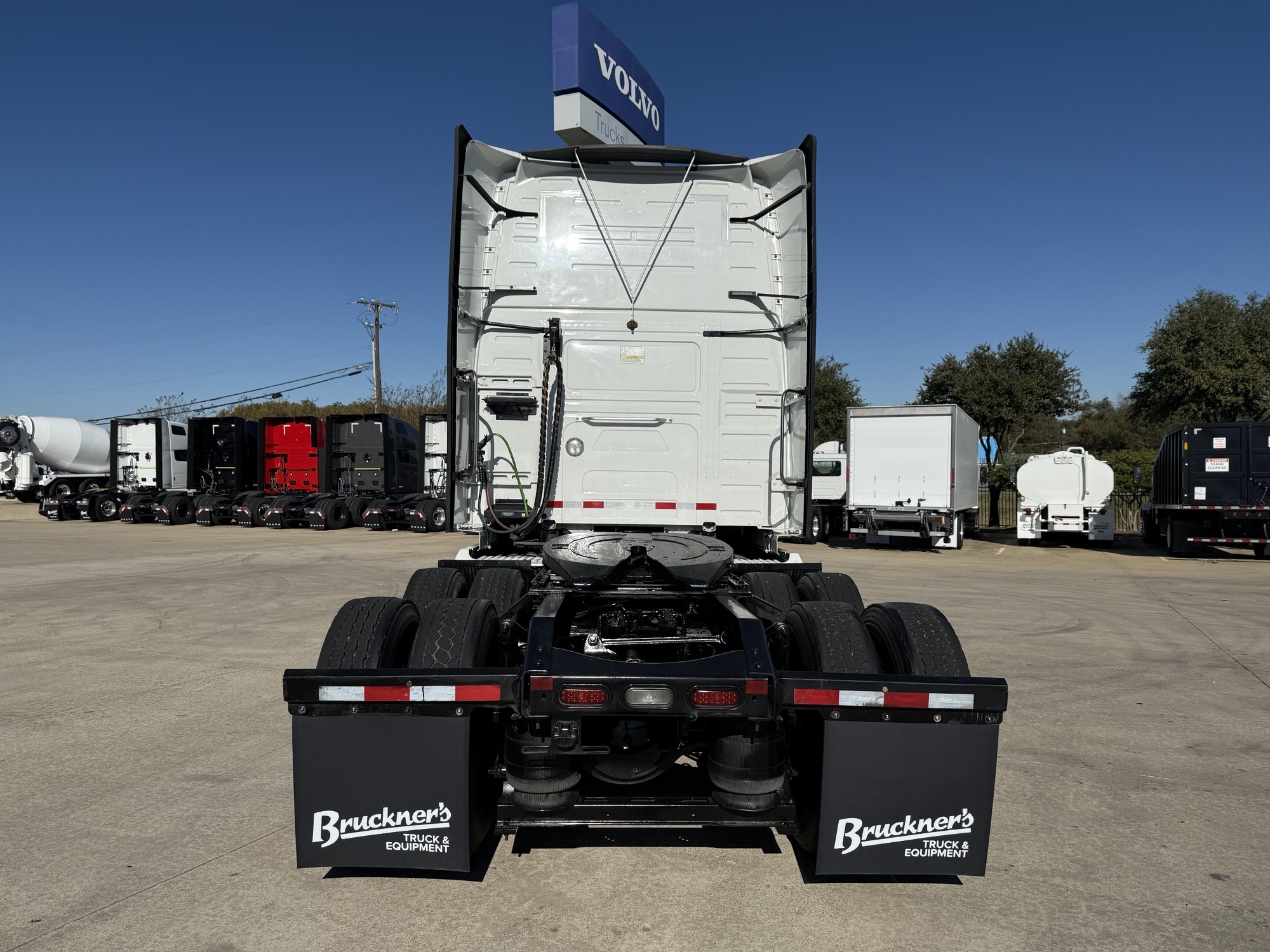 2023 Volvo - image 7