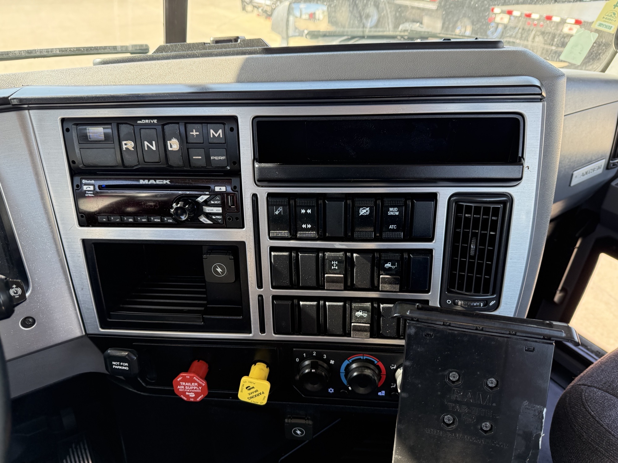 2020 Mack - image 25