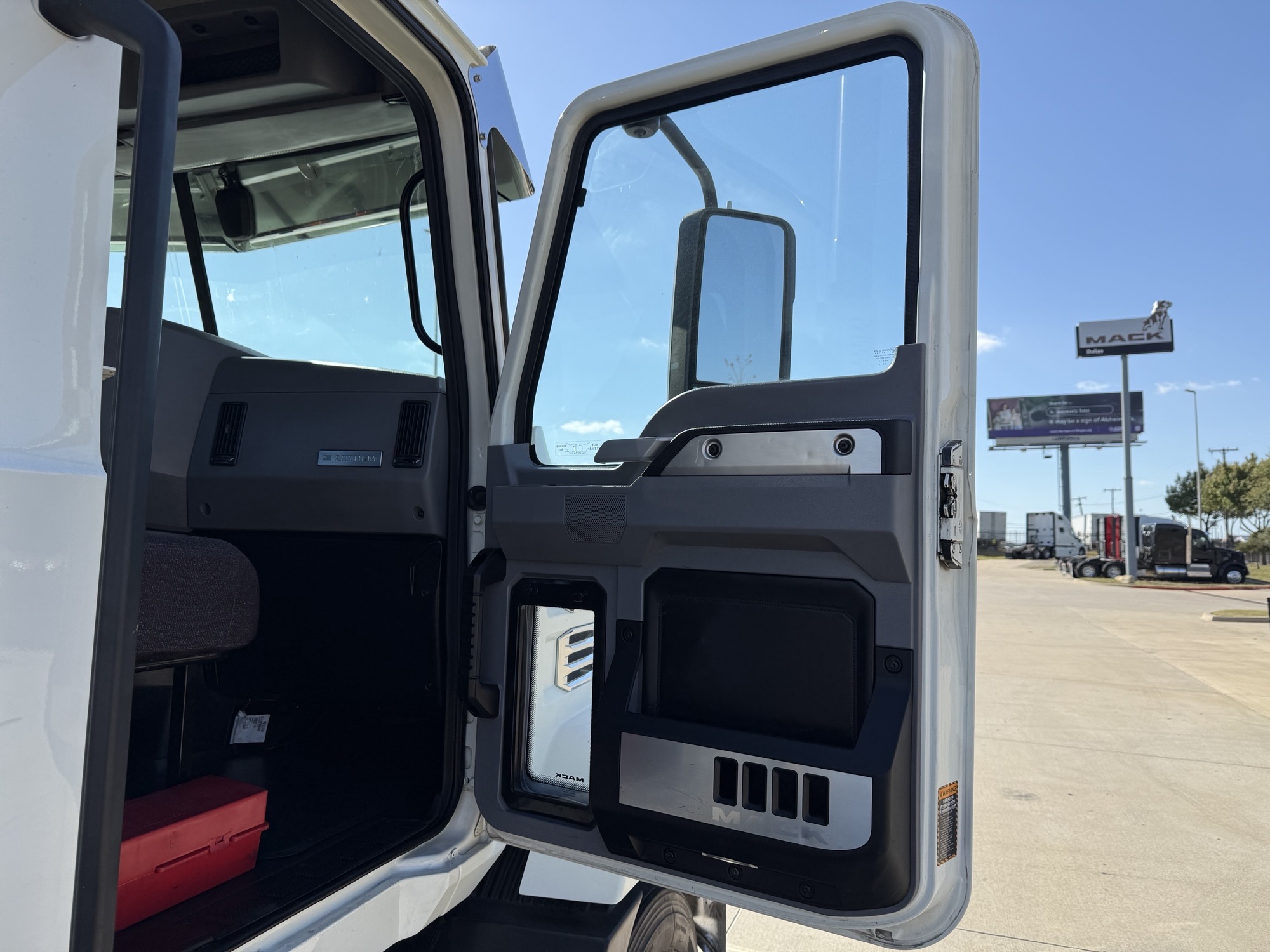 2020 Mack - image 18