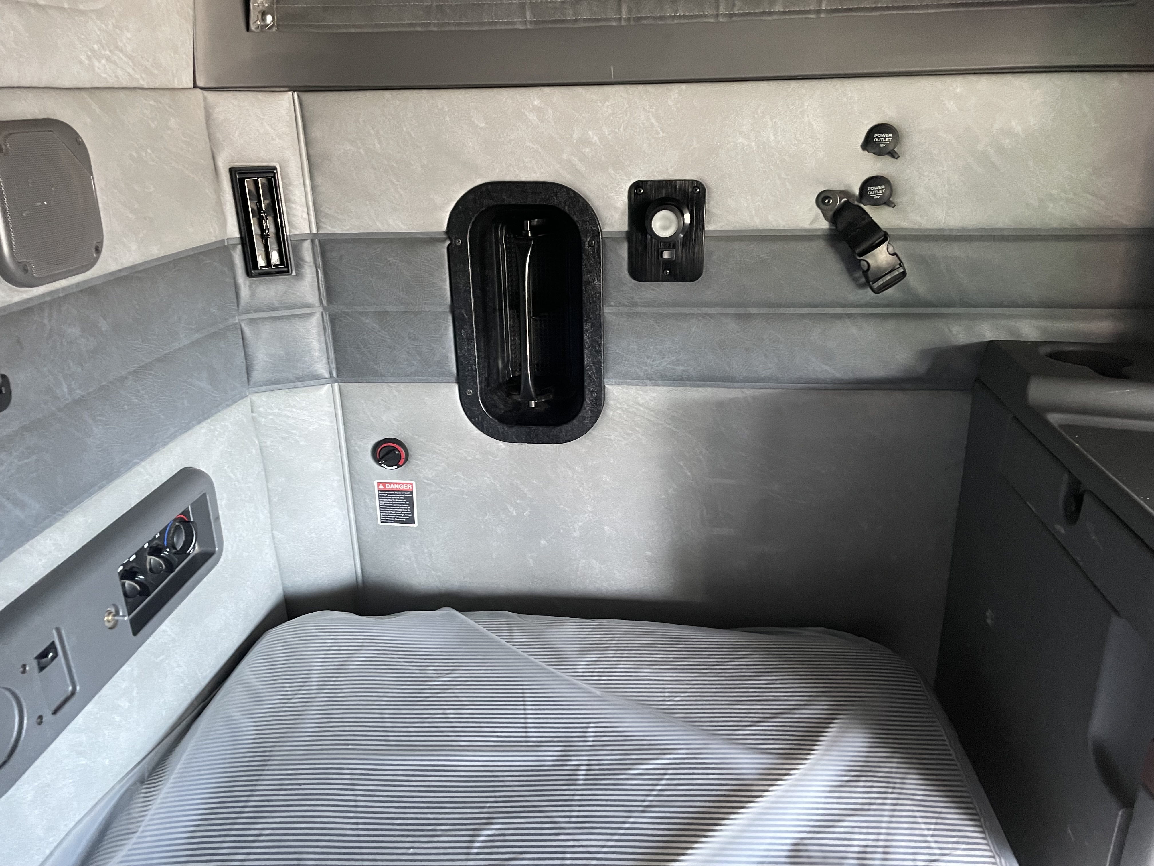 2018 Mack - image 15