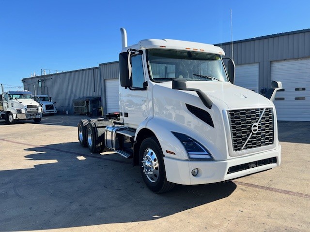 2020 Volvo - image 3