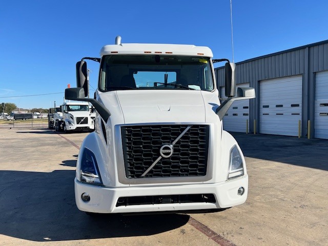 2020 Volvo - image 2