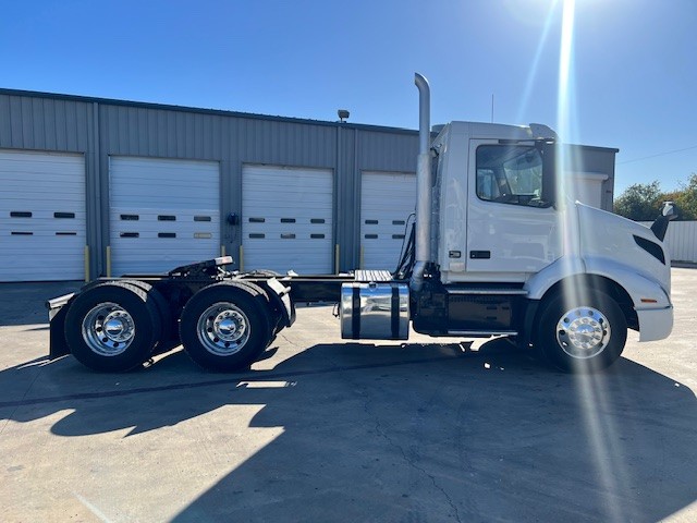 2020 Volvo - image 5