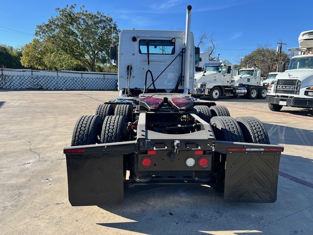 2020 Volvo - image 6