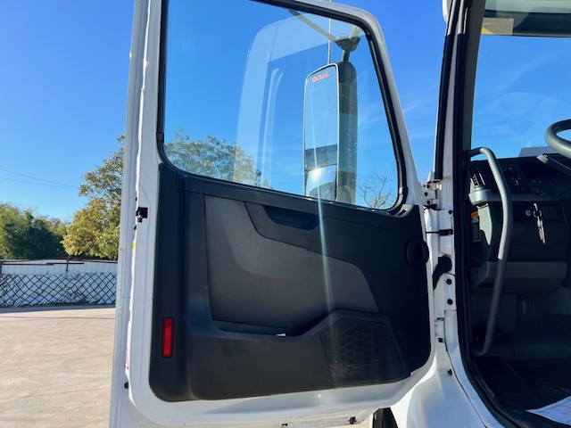 2020 Volvo - image 15