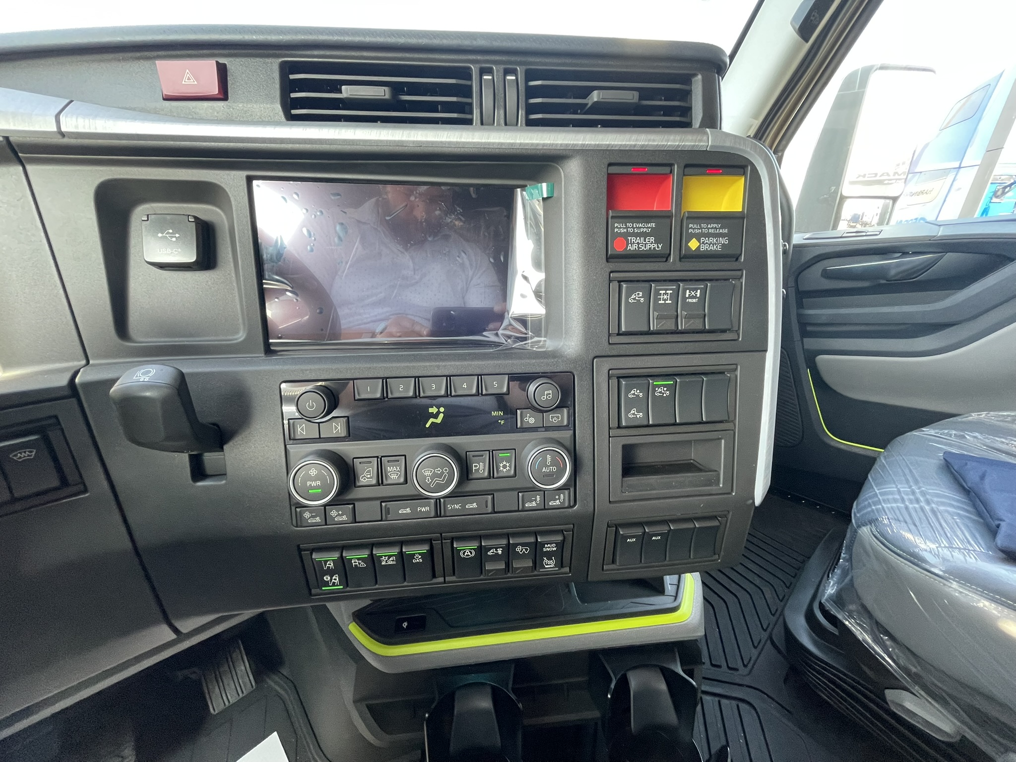 2026 Volvo - image 17