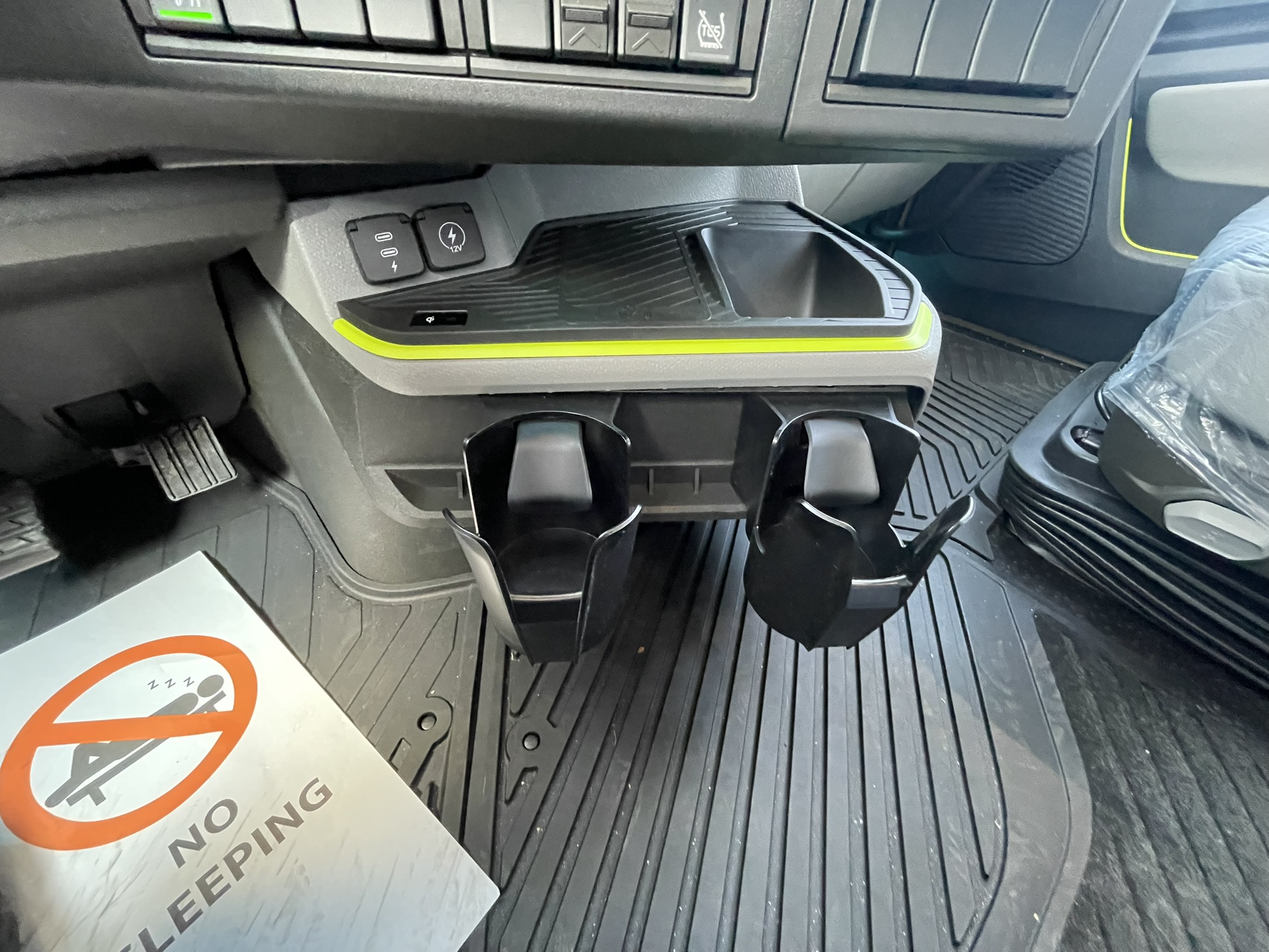 2026 Volvo - image 18