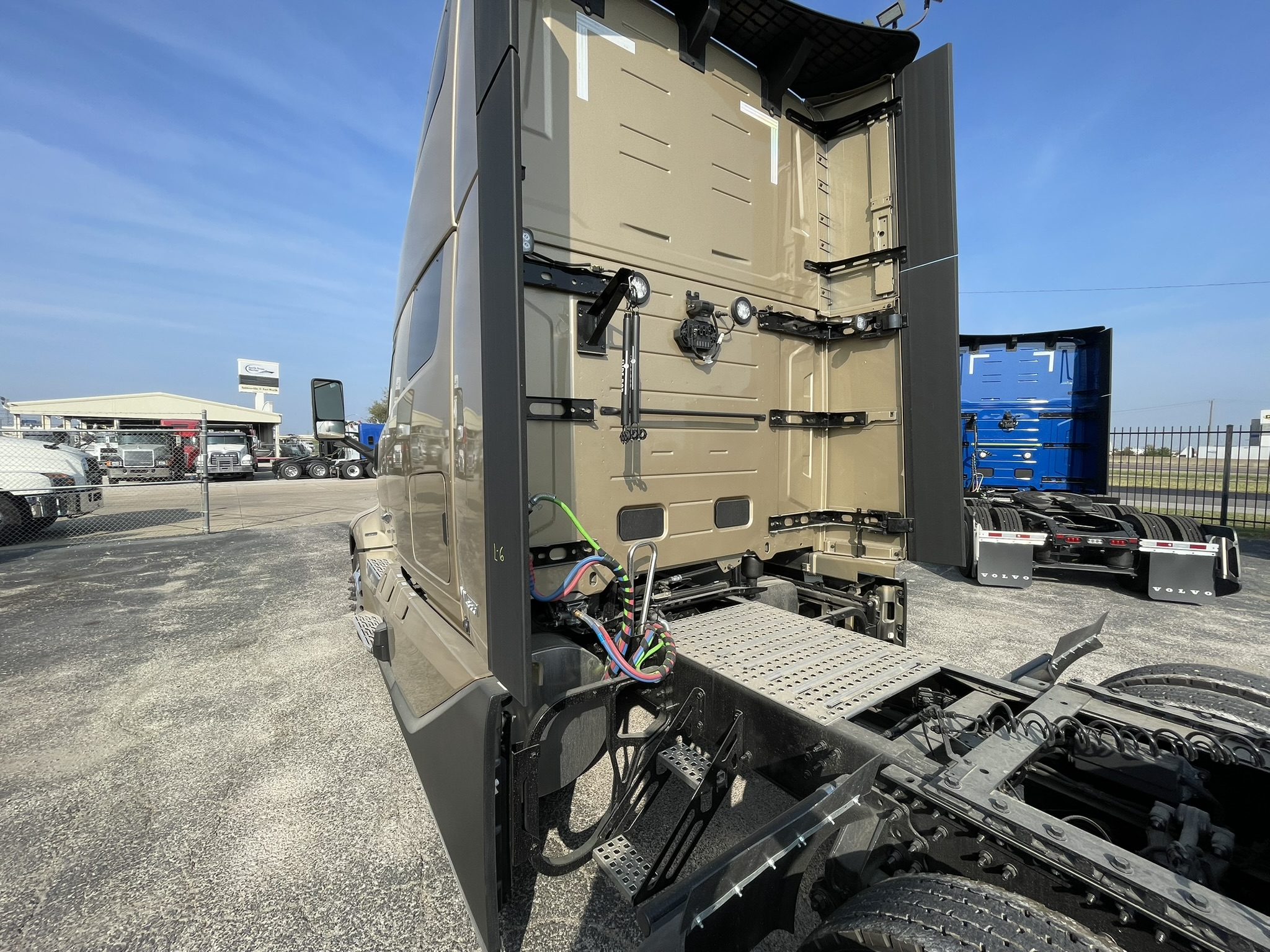 2026 Volvo - image 7