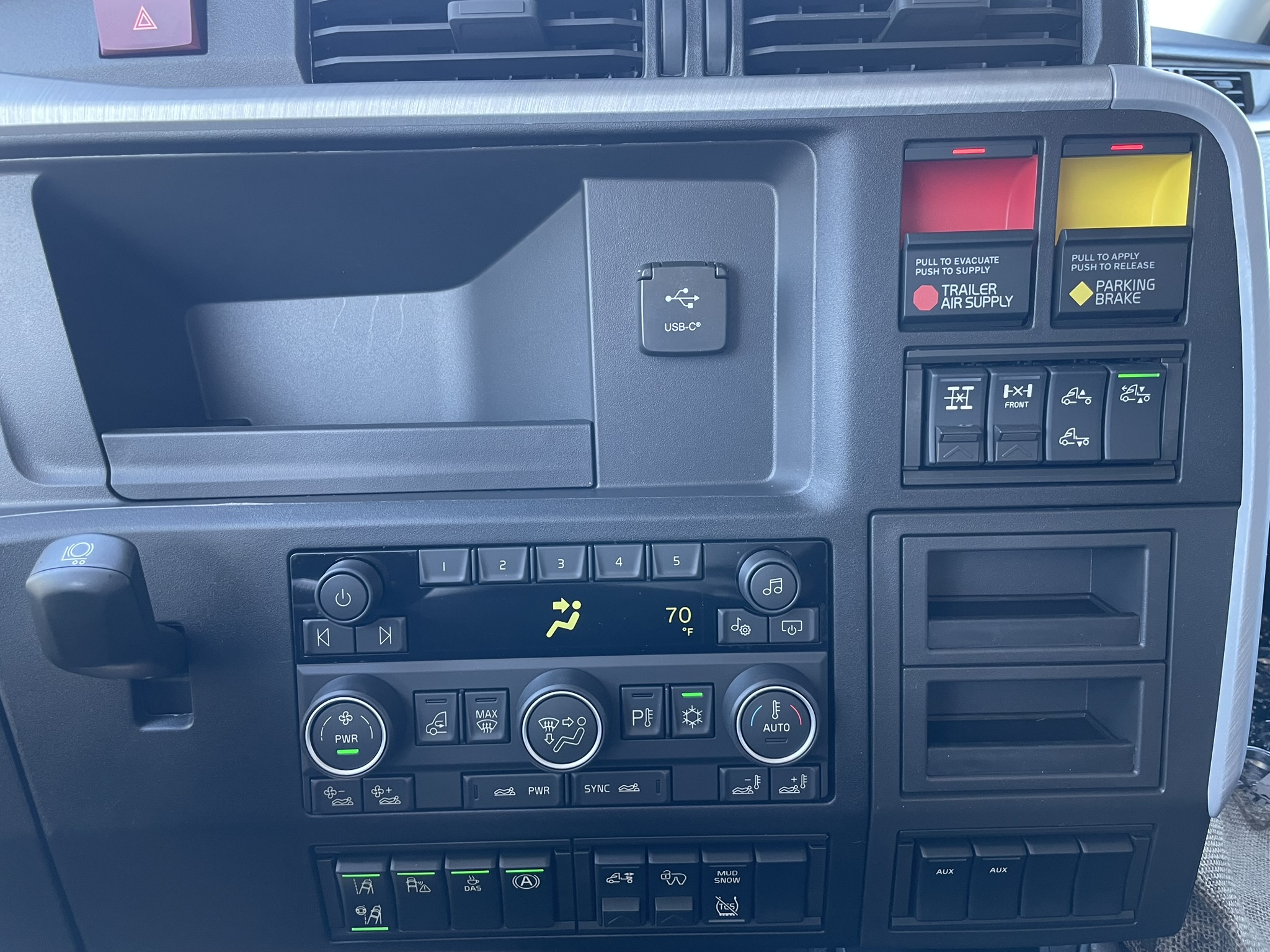 2026 Volvo - image 15