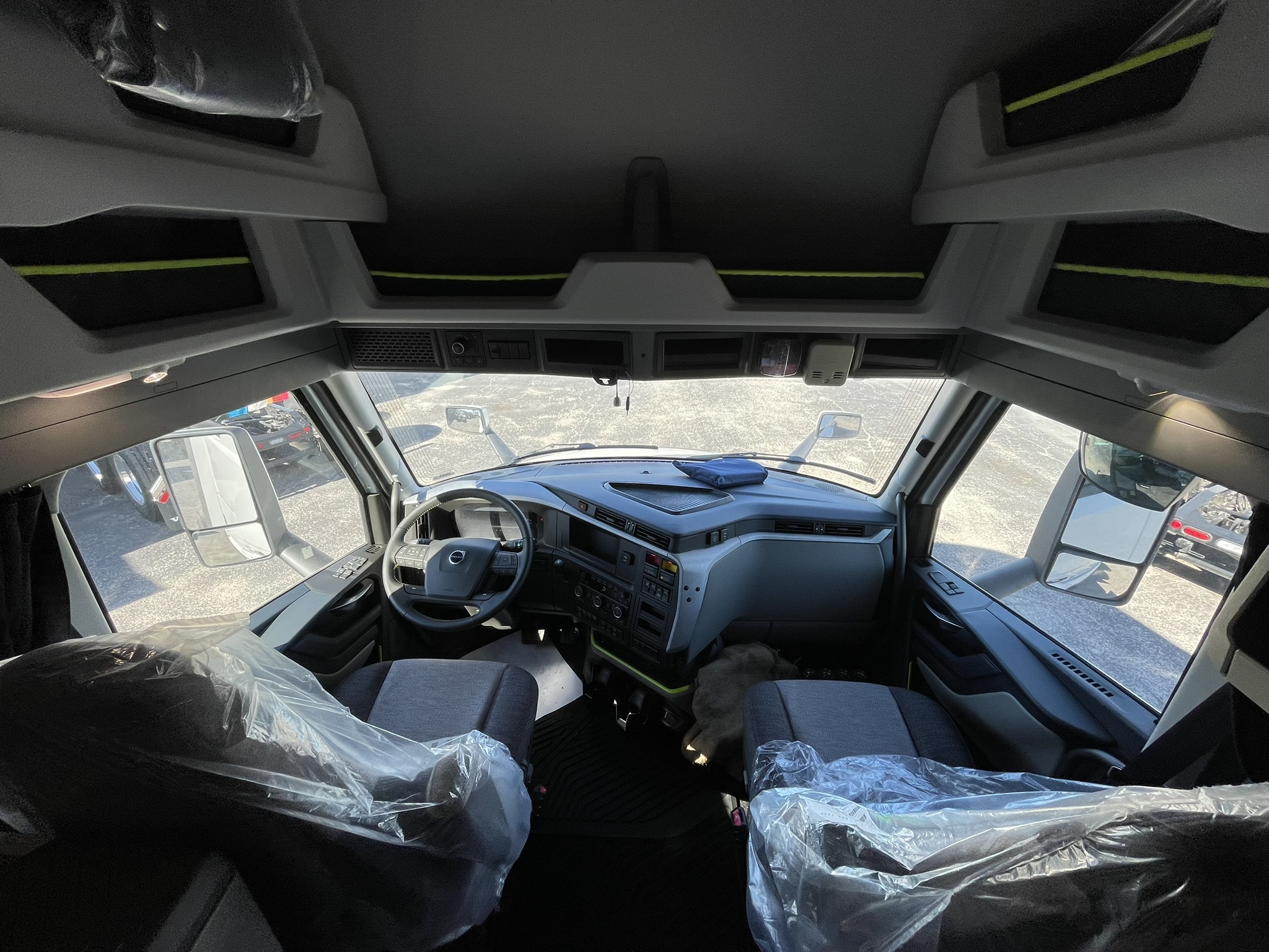 2026 Volvo - image 13