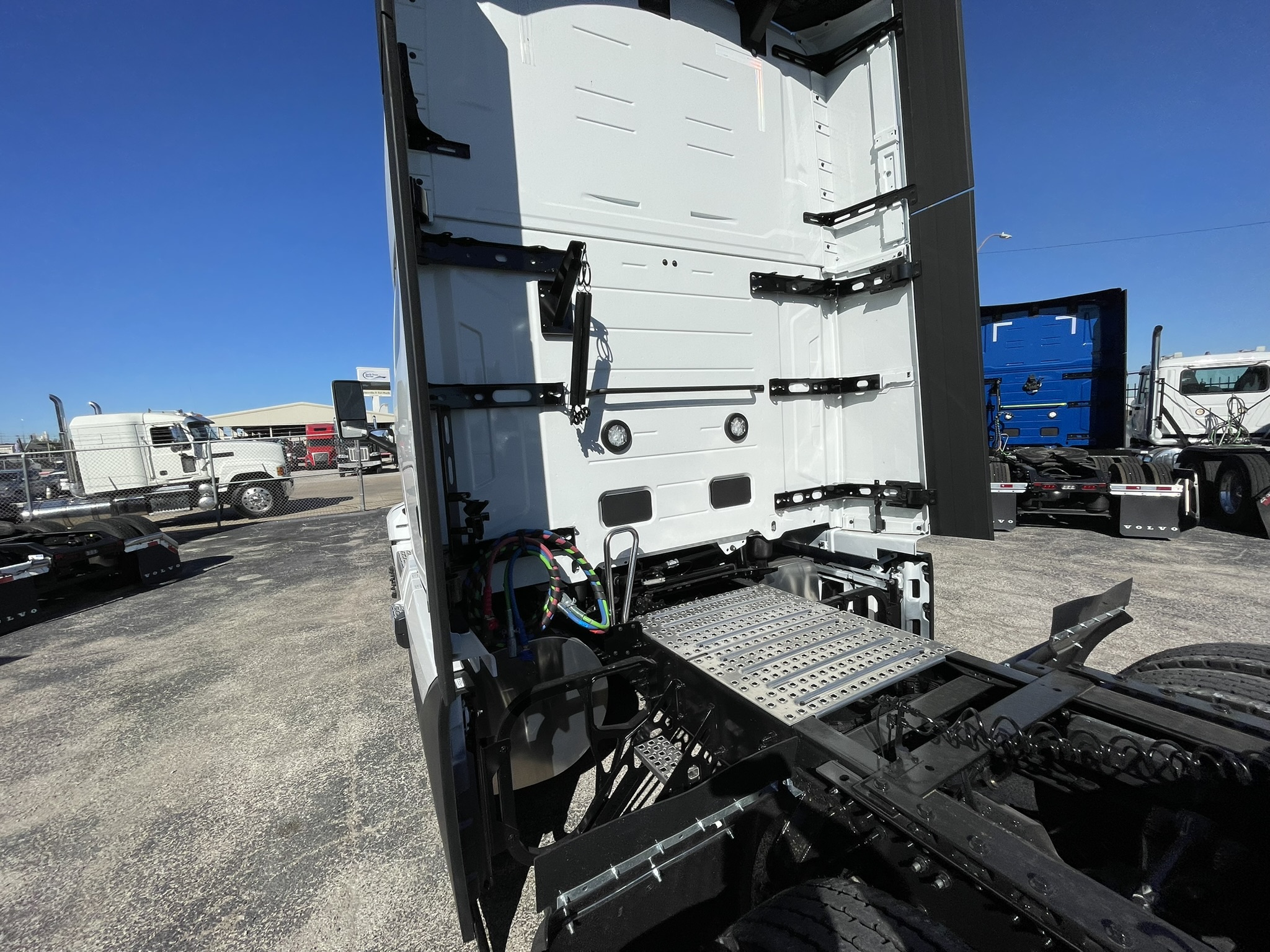 2026 Volvo - image 5