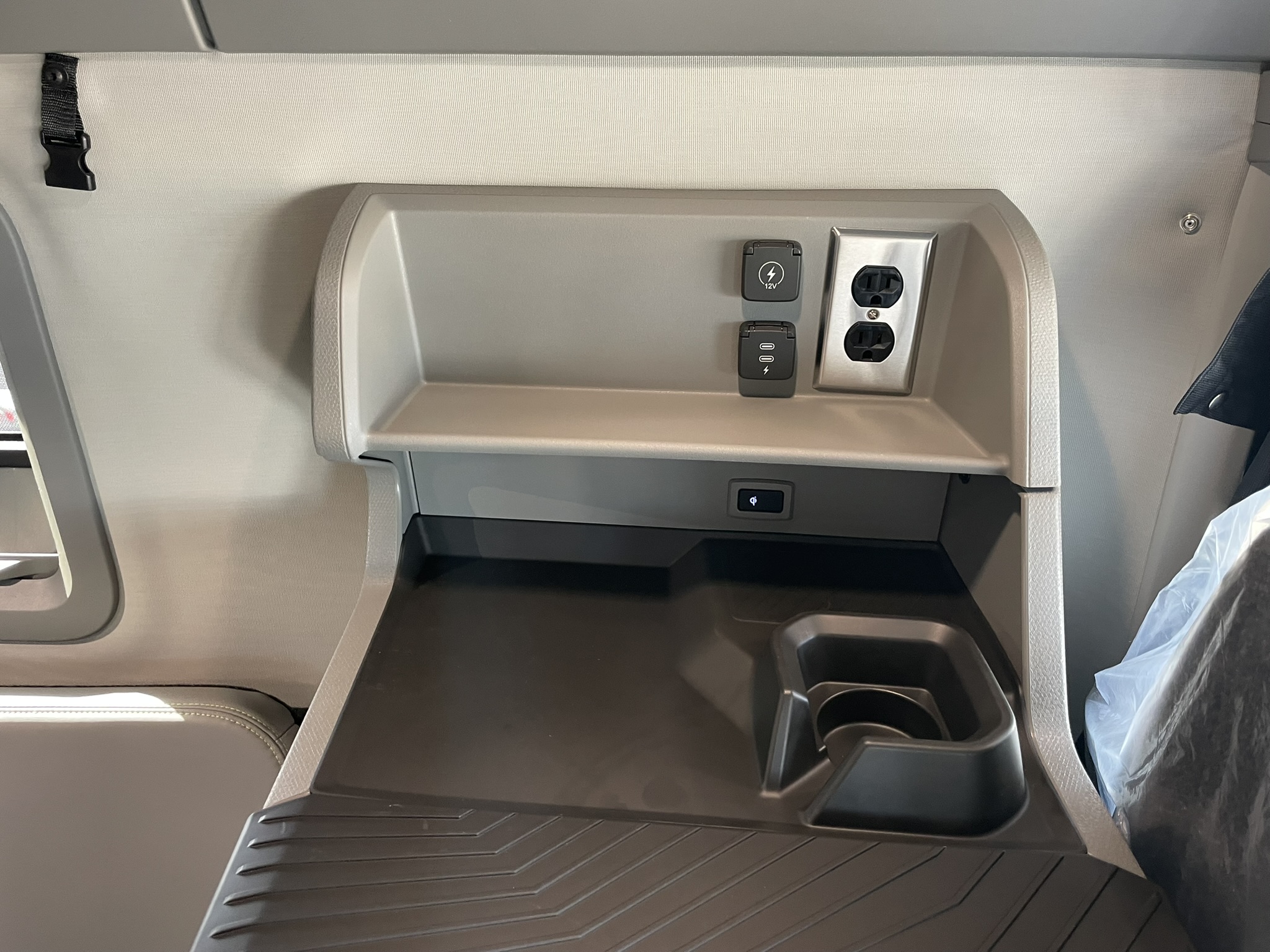 2026 Volvo - image 23