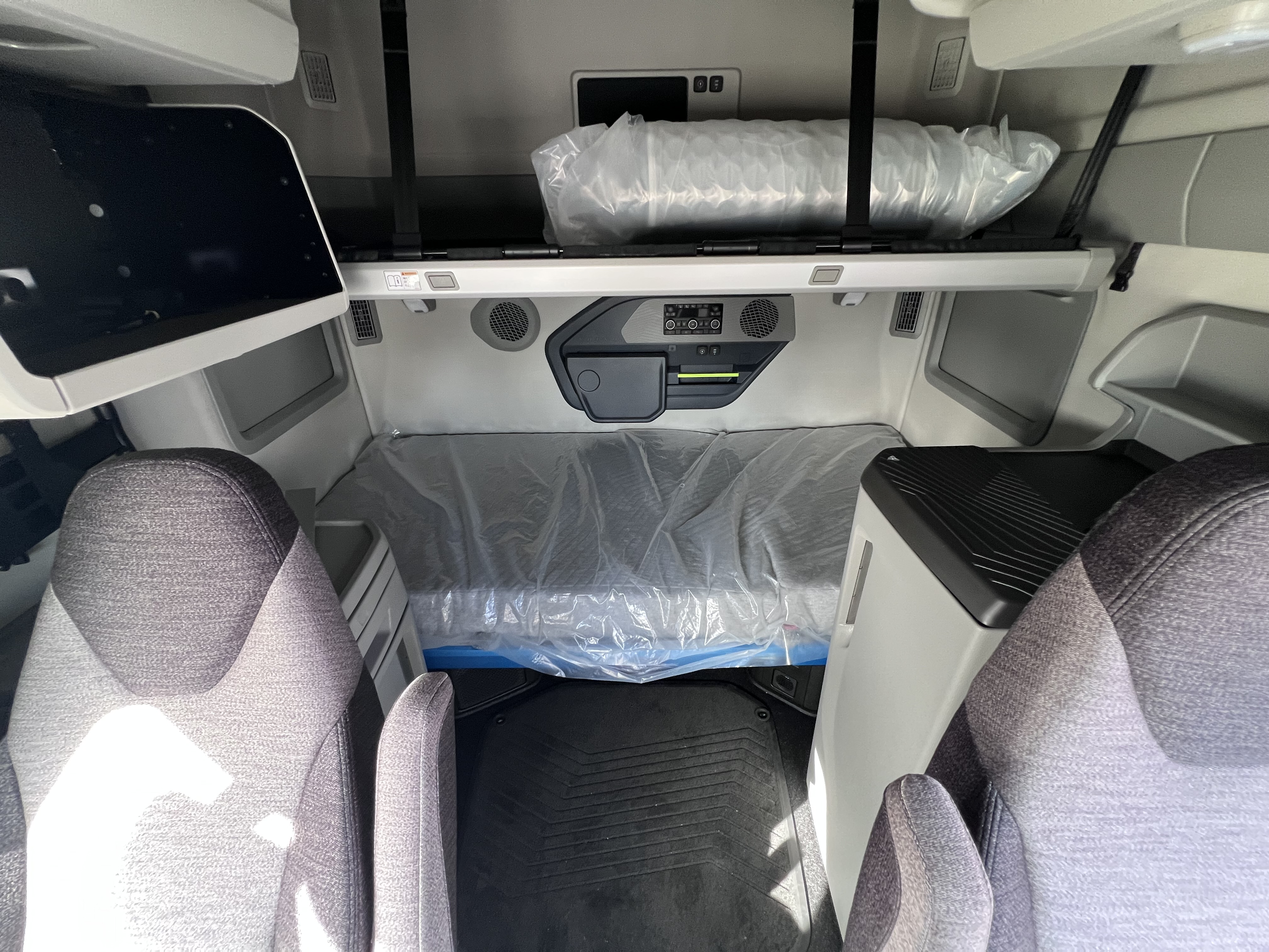 2026 Volvo - image 15