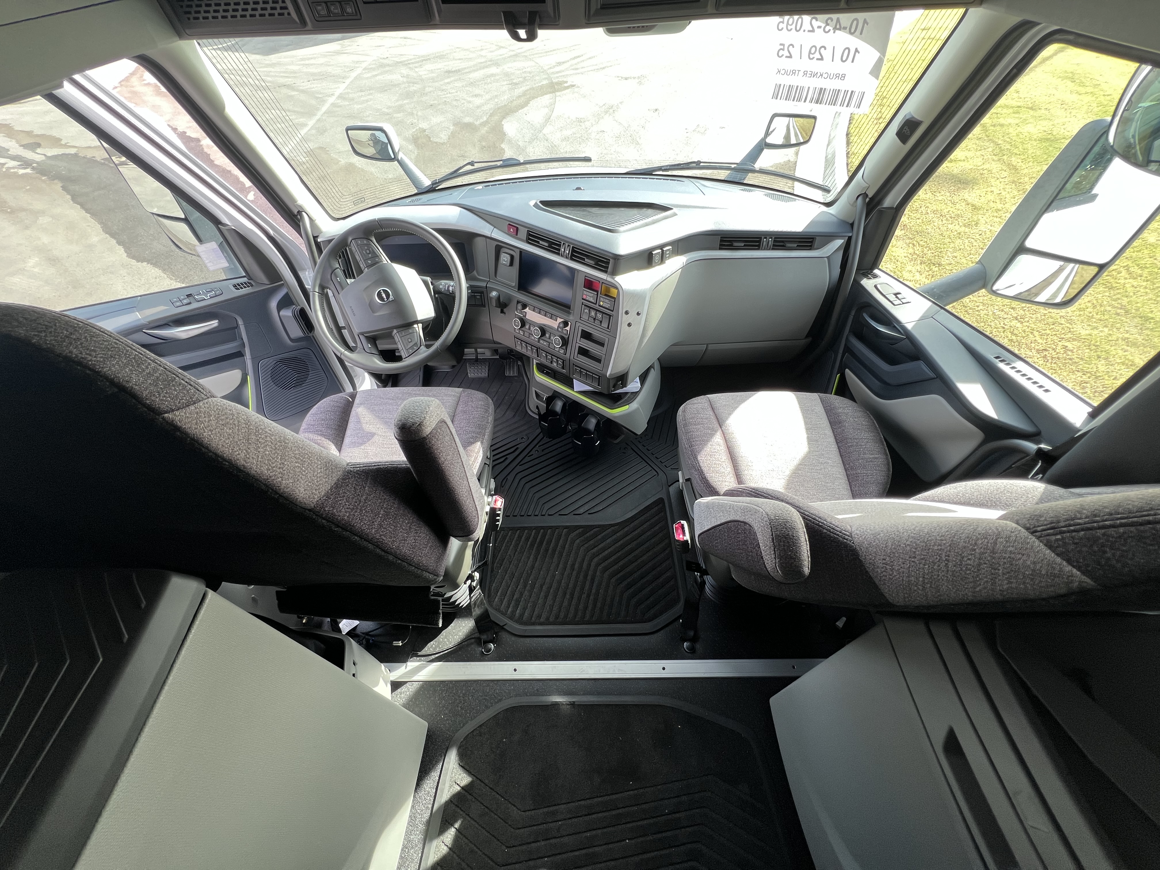 2026 Volvo - image 18