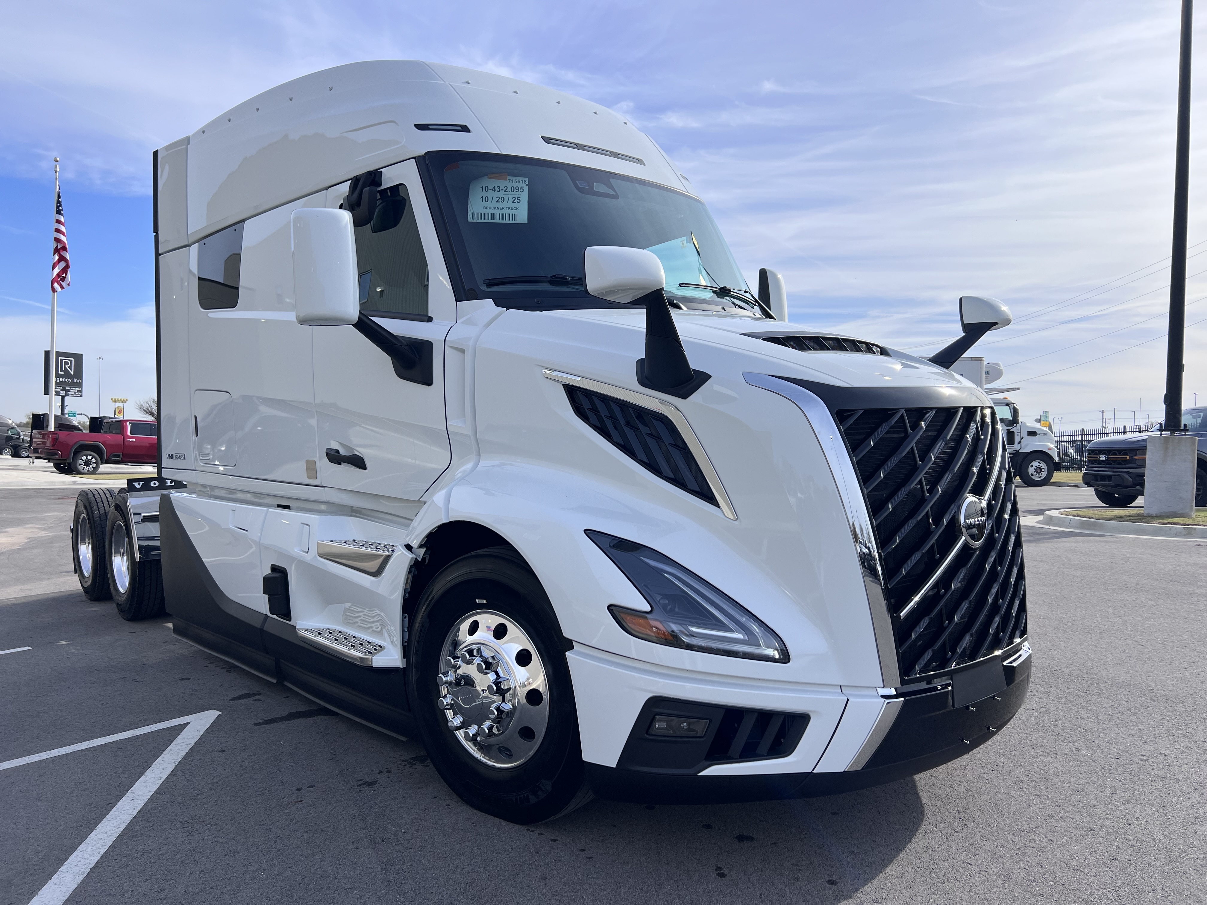 2026 Volvo - image 9