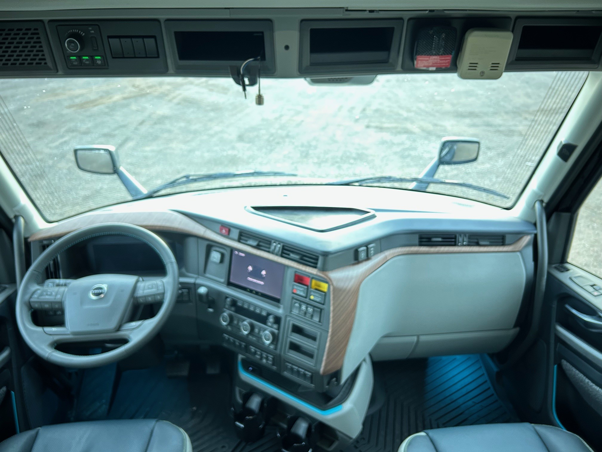 2026 Volvo - image 15