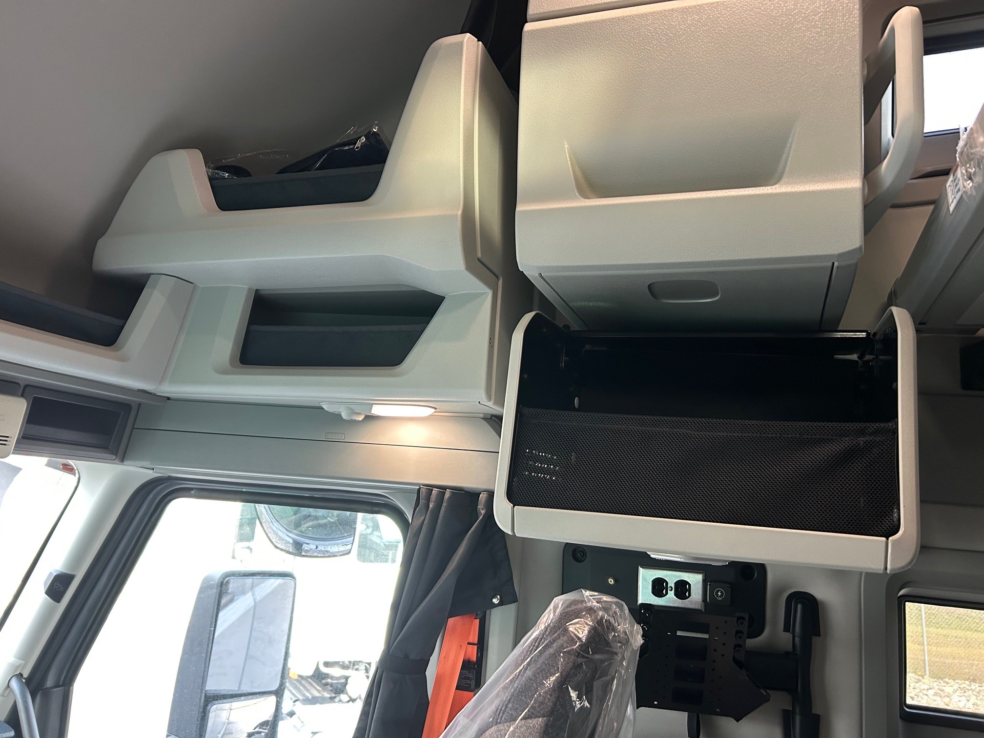 2026 Volvo - image 10