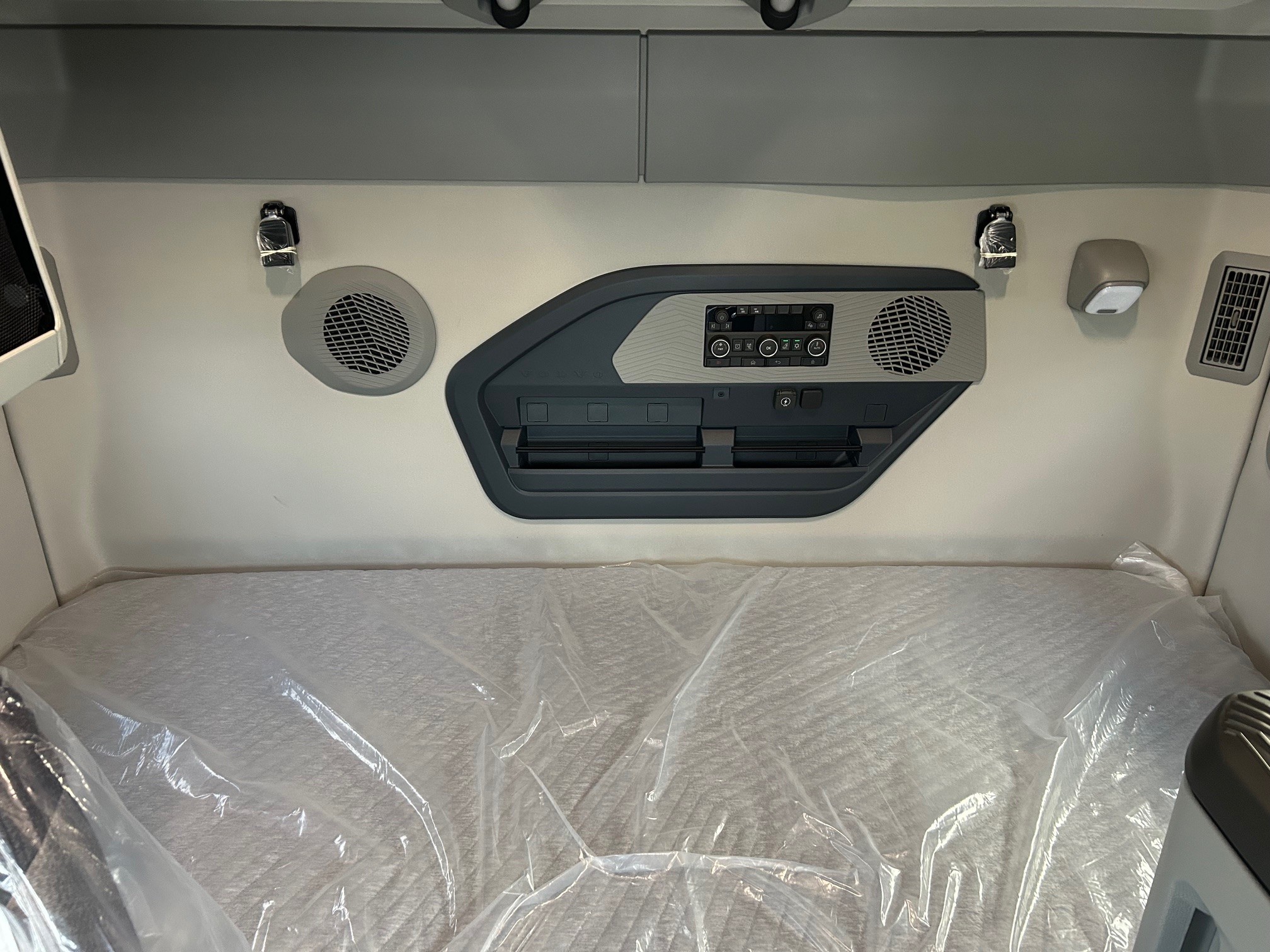 2026 Volvo - image 8